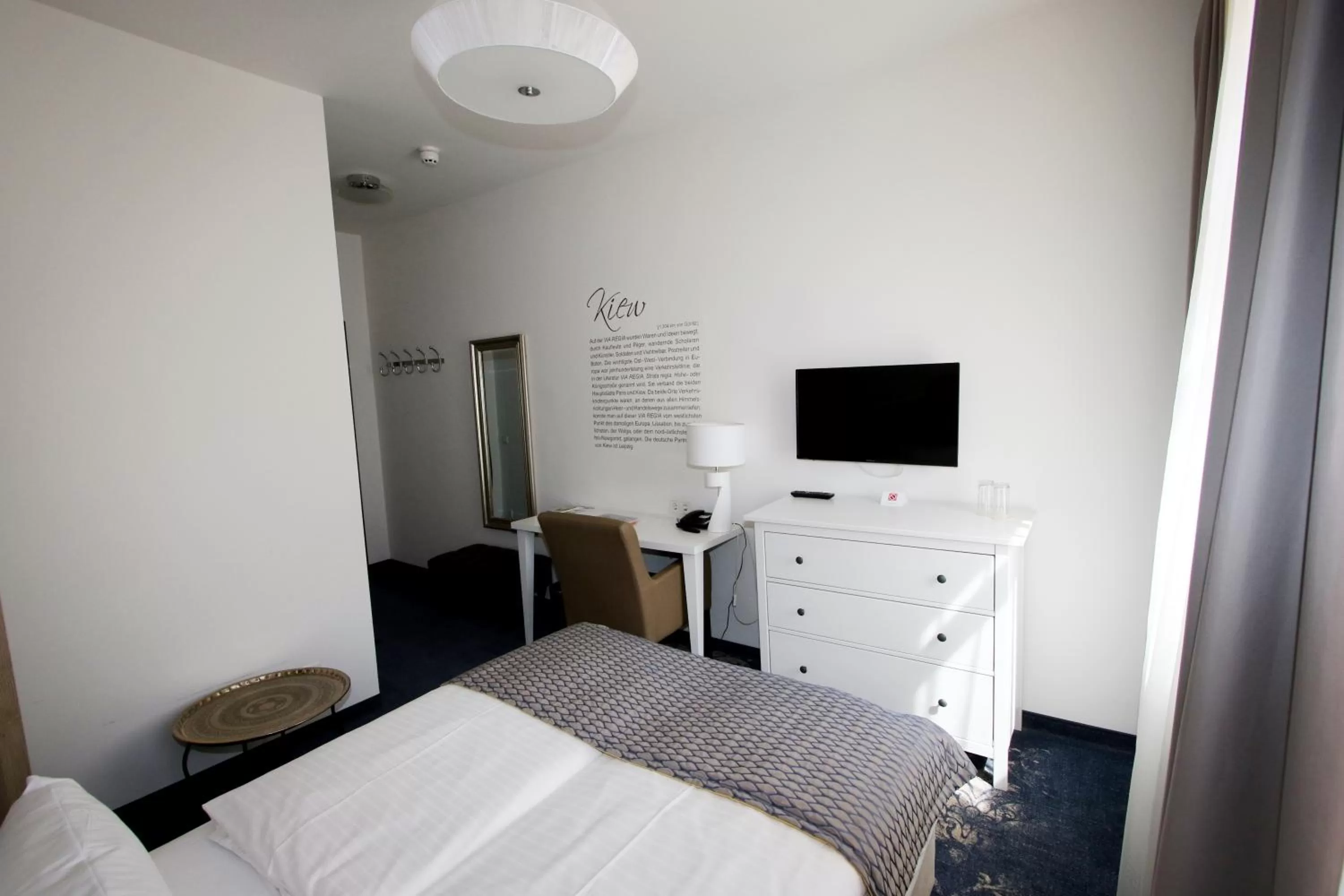 Small Standard Queen Room ( 1.40 x 6.6 ft) - single occupancy in Hotel Via Regia - VIAs-Hotels