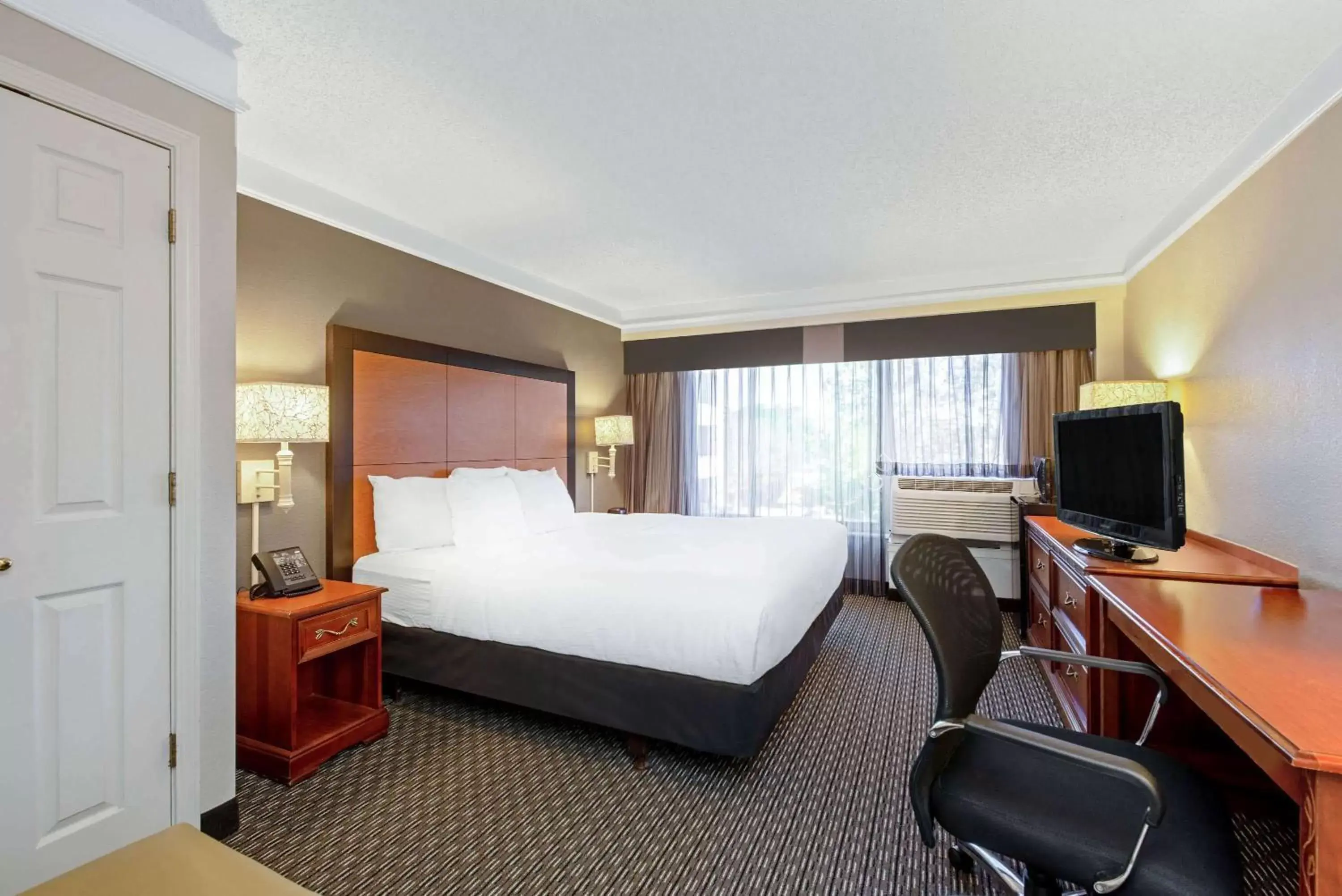 Photo of the whole room, Bed in La Quinta by Wyndham New Orleans Airport