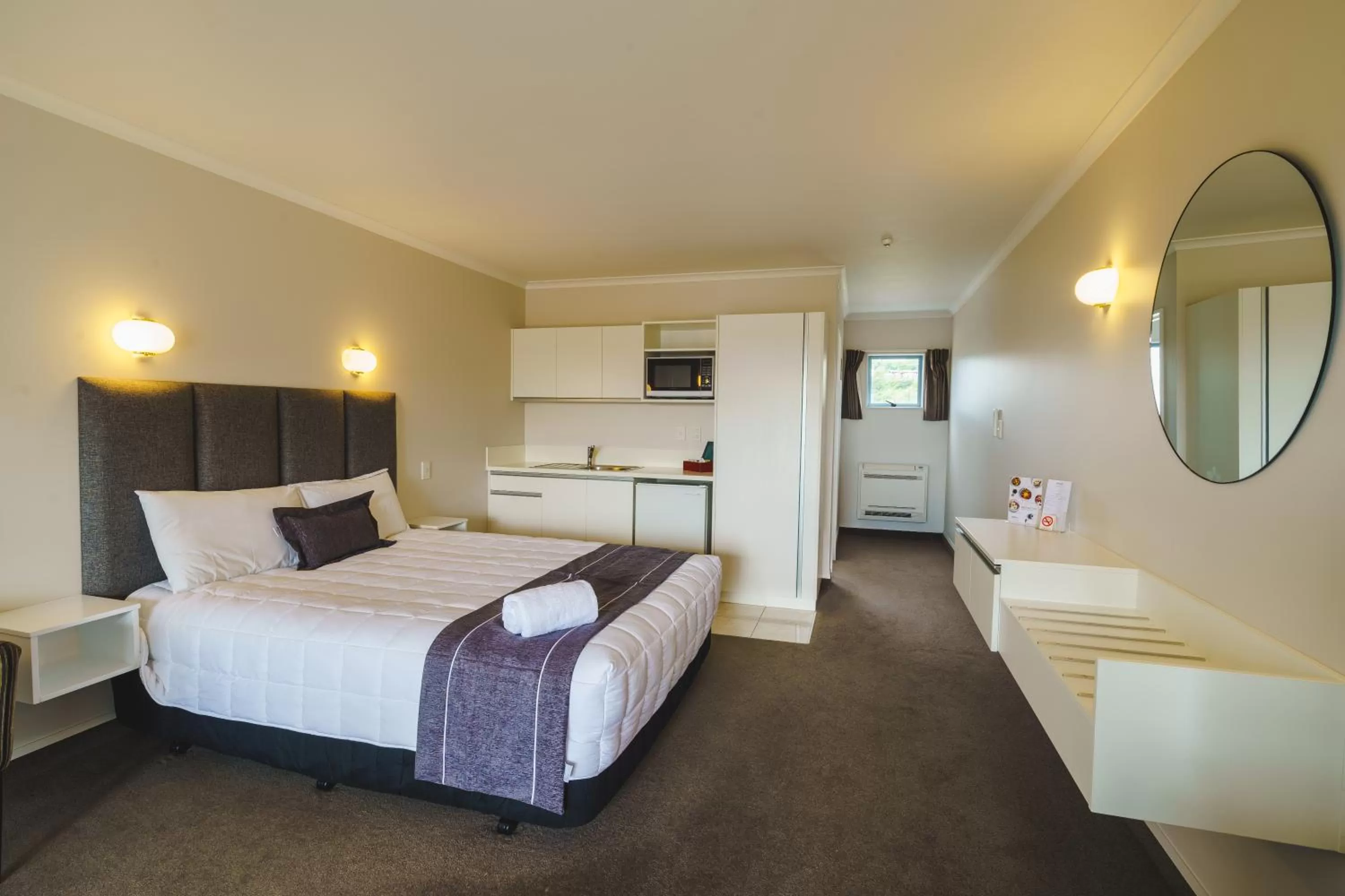 Bed in Anchorage Motor Lodge