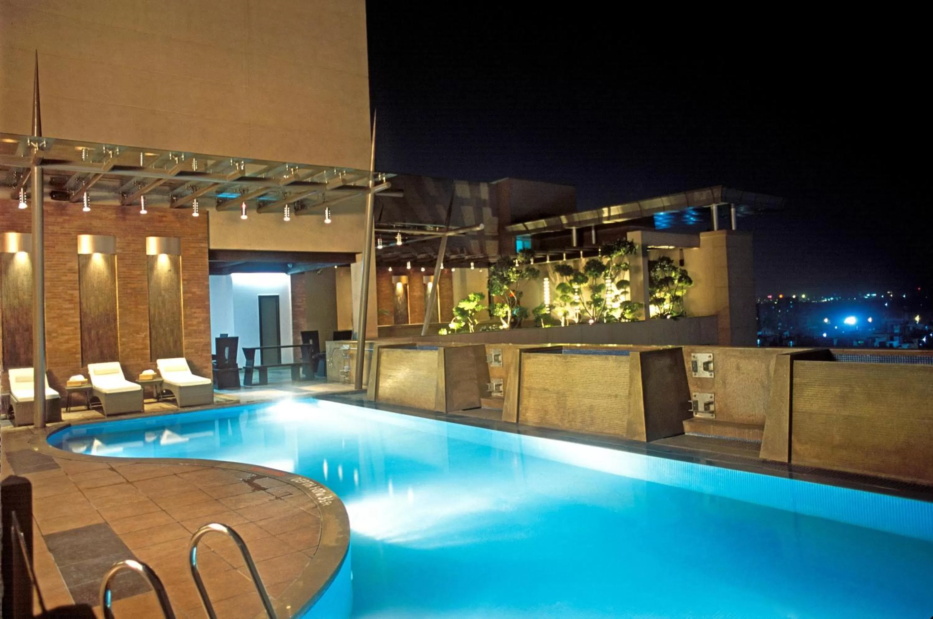 Swimming pool in Radisson Noida