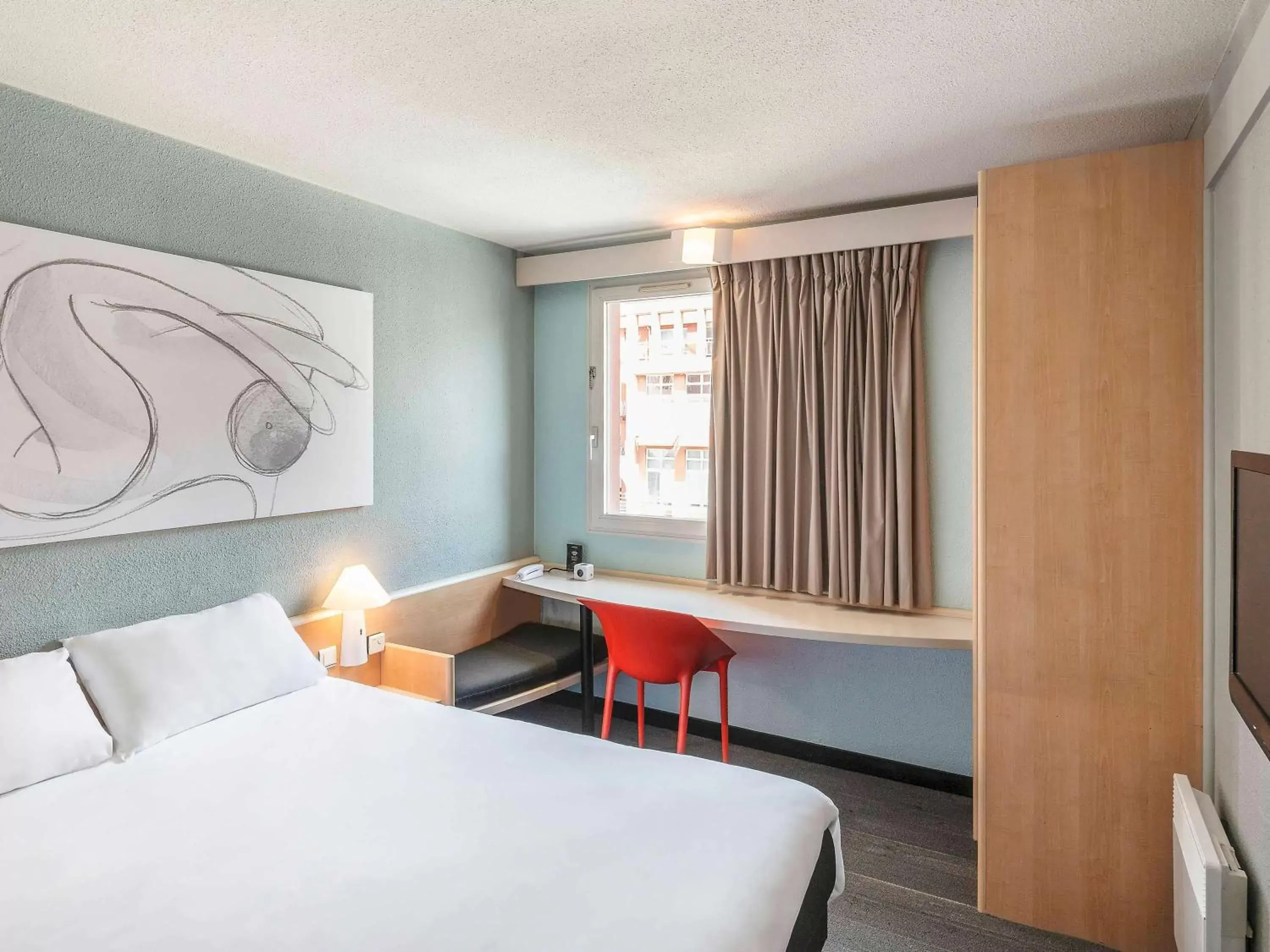 Photo of the whole room, Bed in ibis Epernay Centre Ville