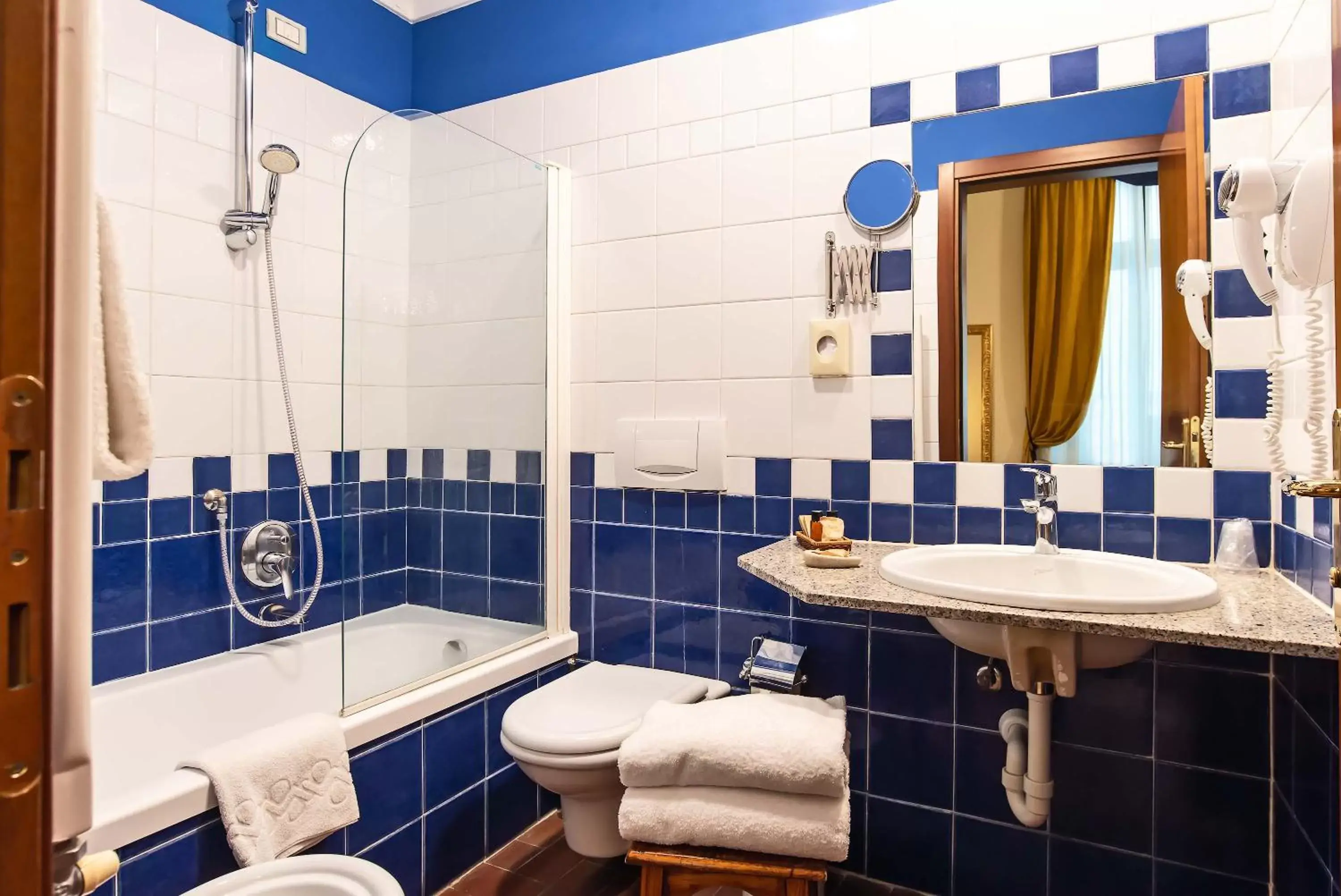 Toilet, Bathroom in Hotel Porta Faenza