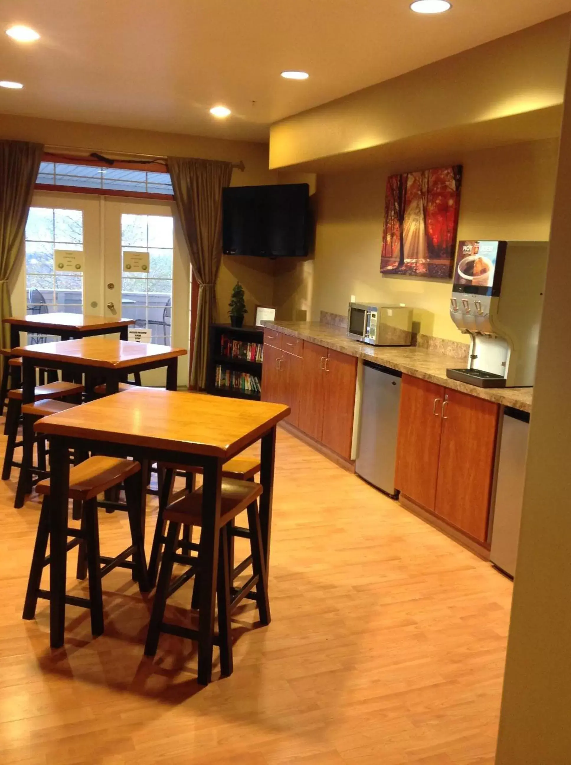 Communal lounge/ TV room, Kitchen/Kitchenette in Grand View Inn & Suites