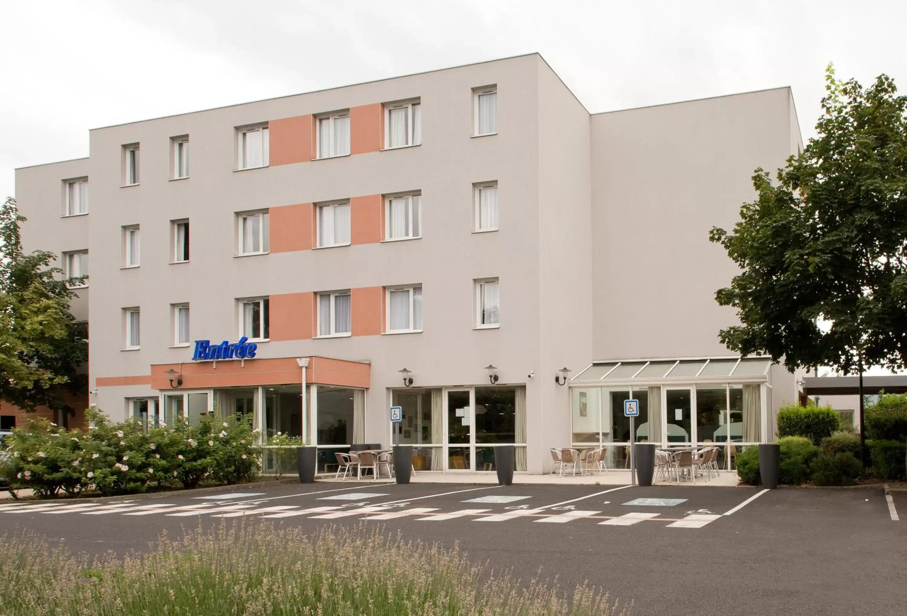 Property building in Kyriad Clermont-Ferrand-Sud - La Pardieu Property building in Kyriad Clermont-Ferrand-Sud - La Pardieu