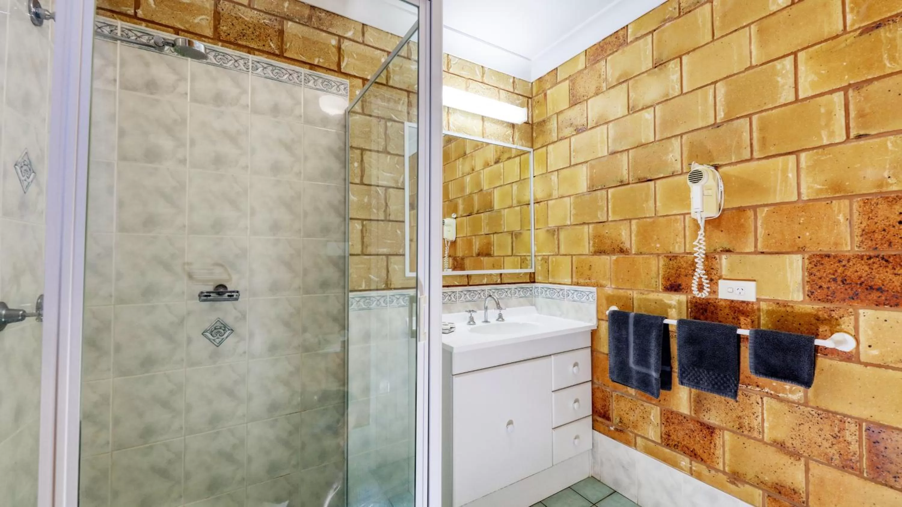 Shower in Darling River Motel