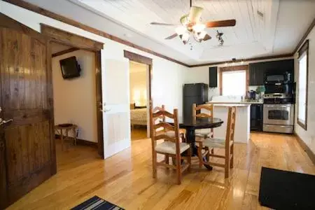 Dining Area in Swamp Rabbit Inn Travelers Rest