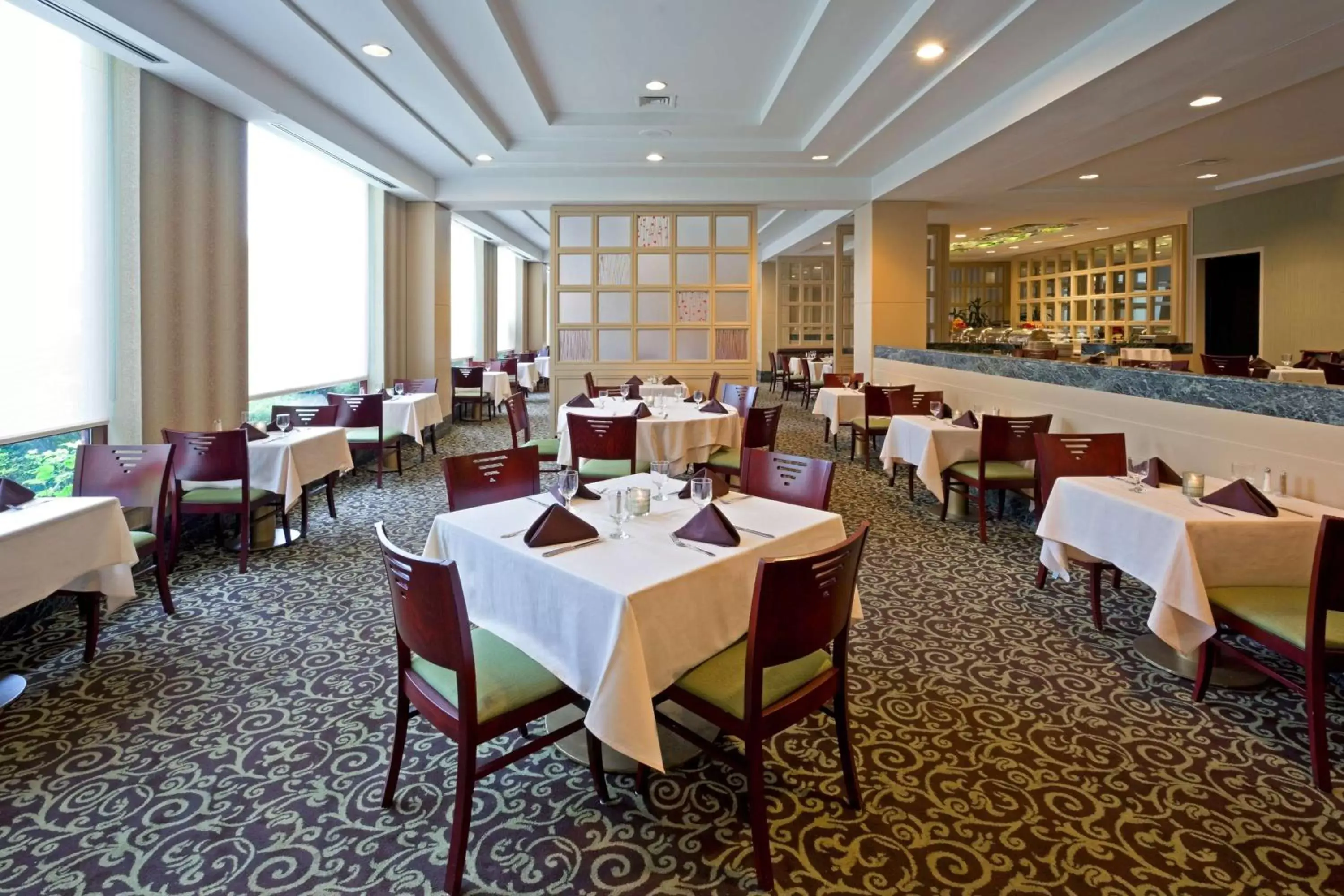 Restaurant/Places to Eat in LaGuardia Plaza Hotel
