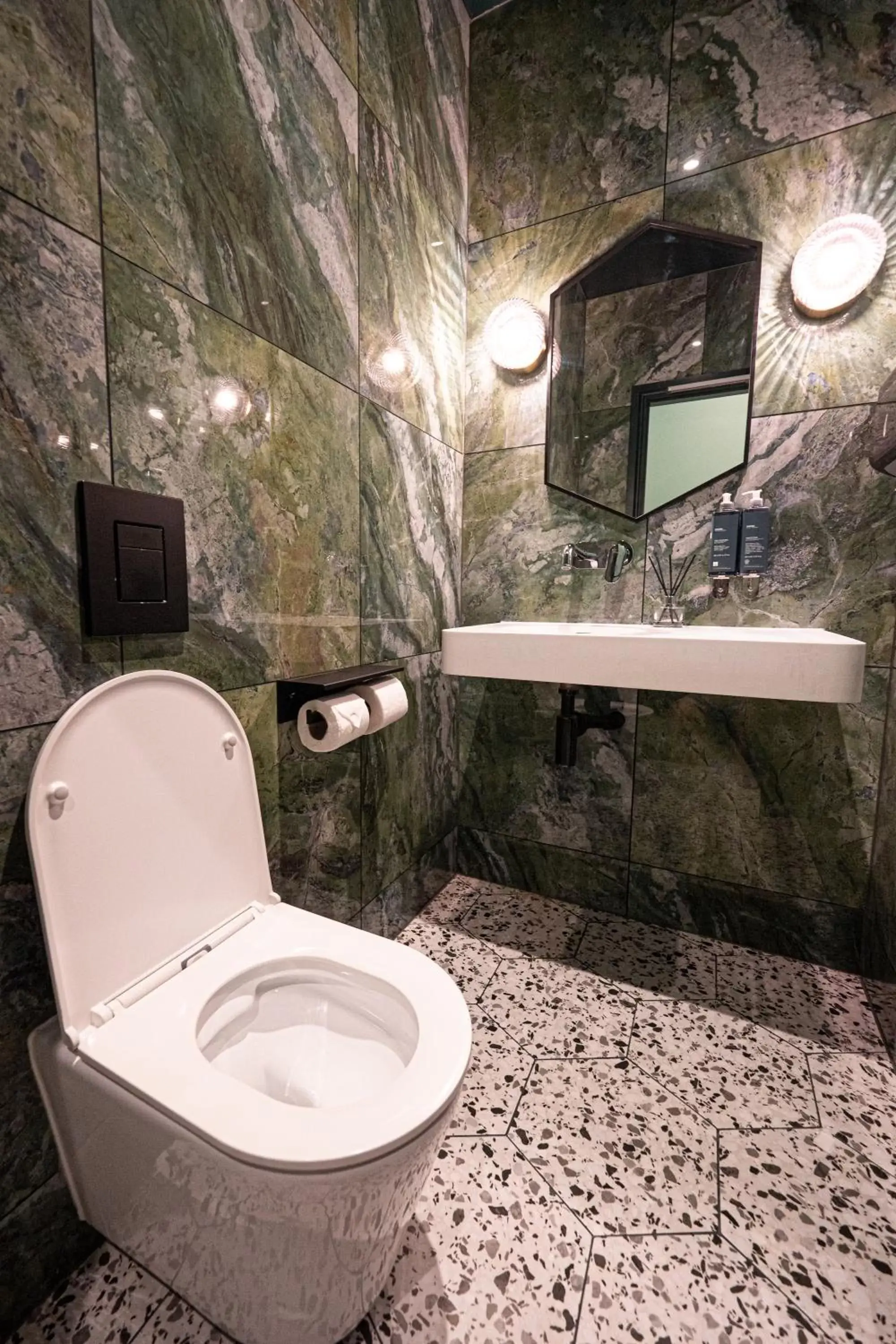 Toilet, Bathroom in Hyde Park Green