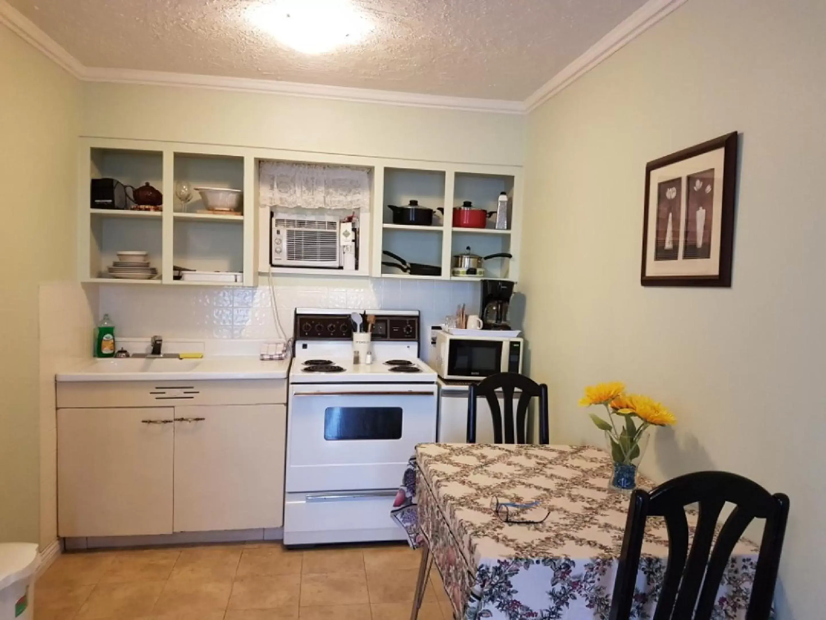 Kitchen/Kitchenette in Westview Centre Motel