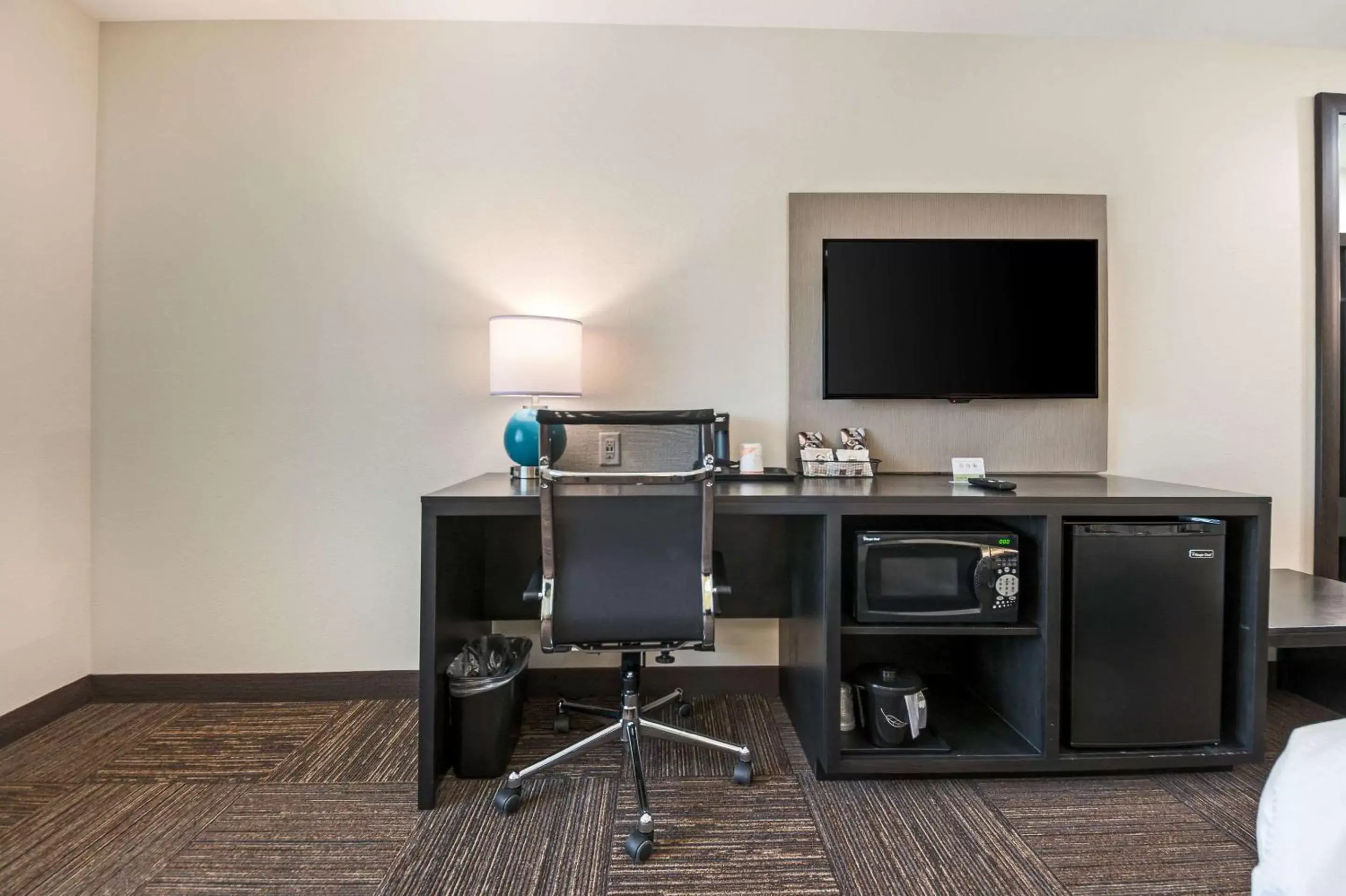 Photo of the whole room, TV/Entertainment Center in Sleep Inn