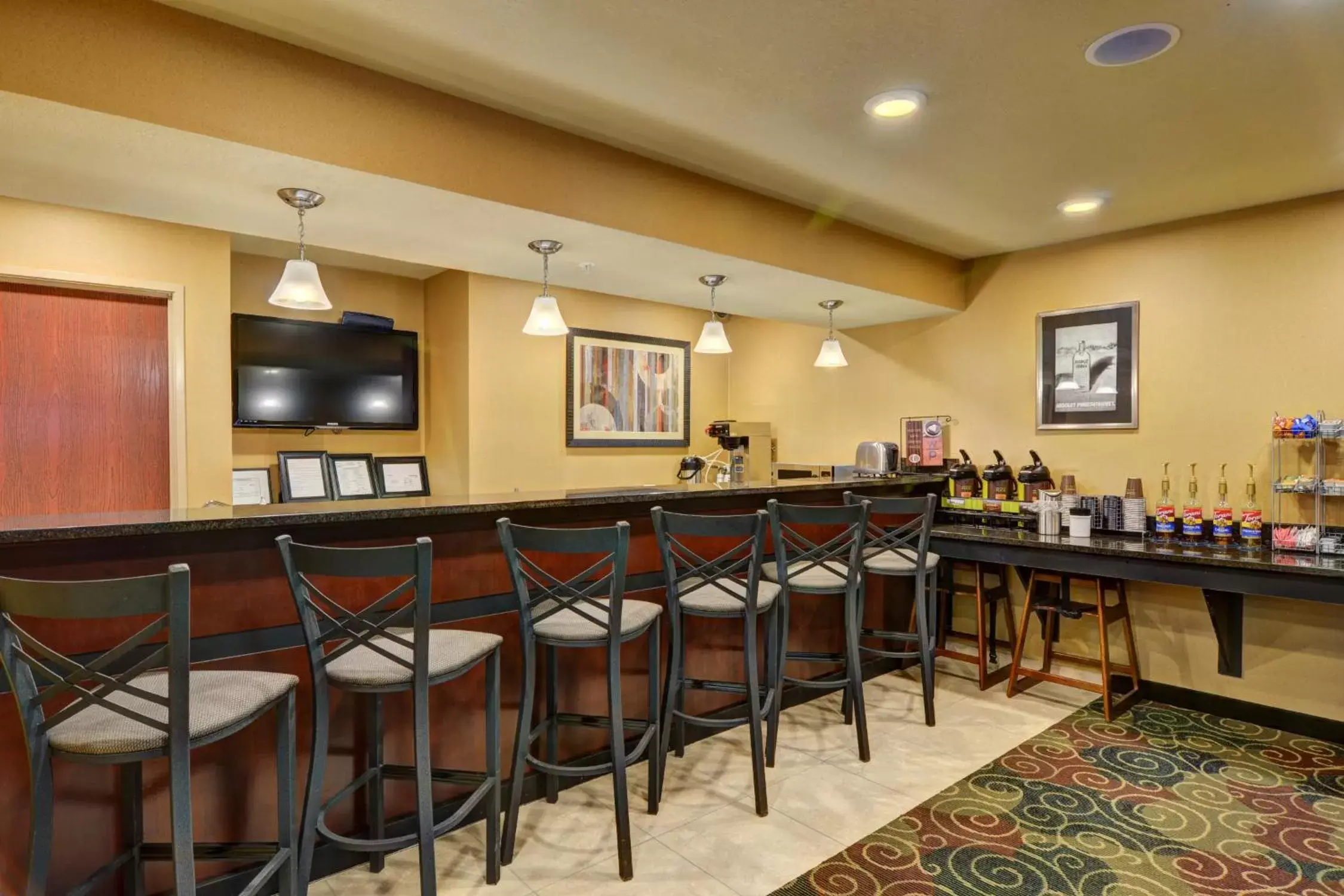 Lounge or bar in Cobblestone Hotel & Suites - Punxsutawney Lounge or bar in Cobblestone Hotel & Suites - Punxsutawney