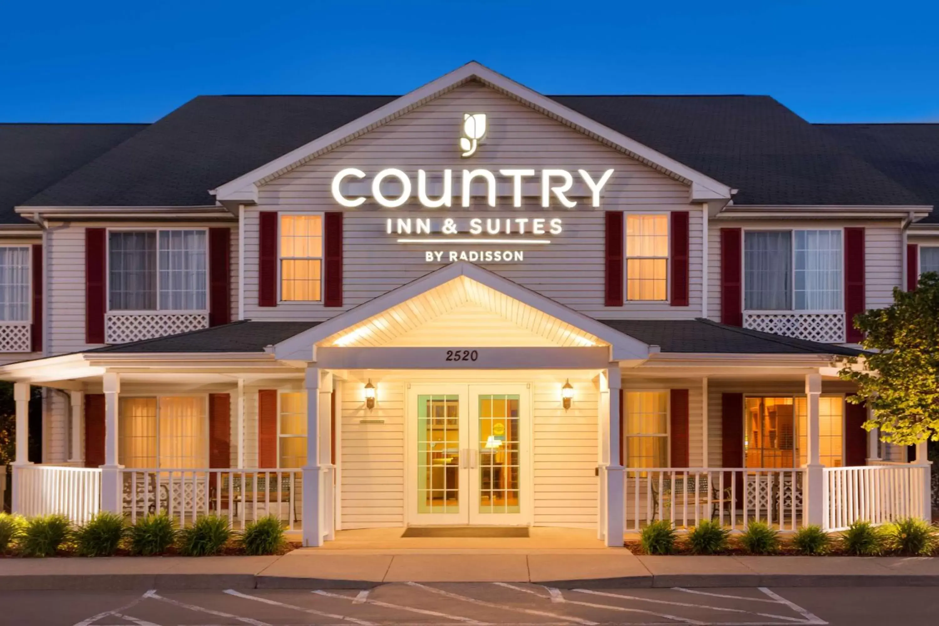 Property building in Country Inn & Suites by Radisson, Nevada, MO