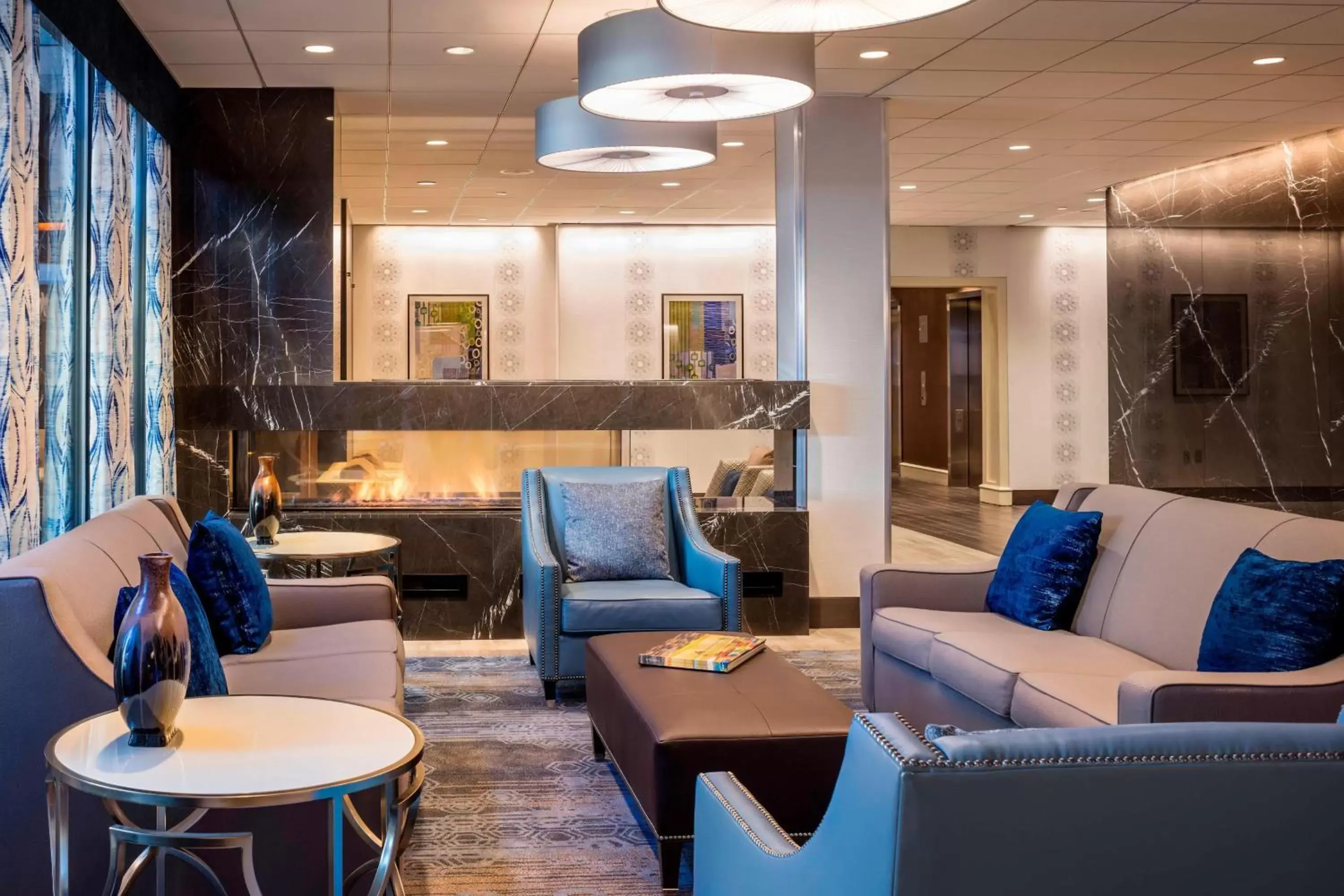 Lobby or reception, Lounge/Bar in Four Points by Sheraton Norwood Conference Center
