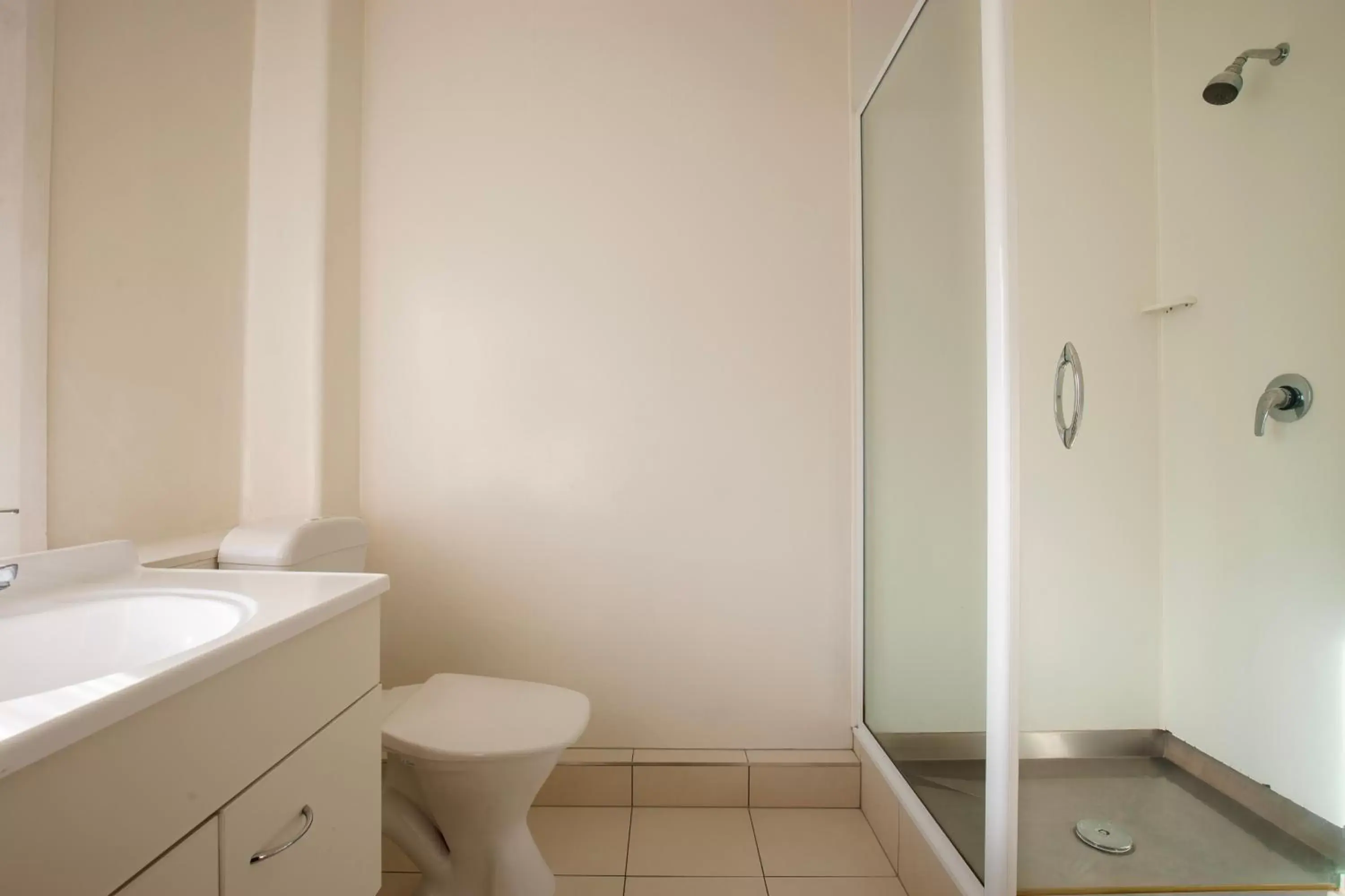 Bathroom in Kiwi International Hotel