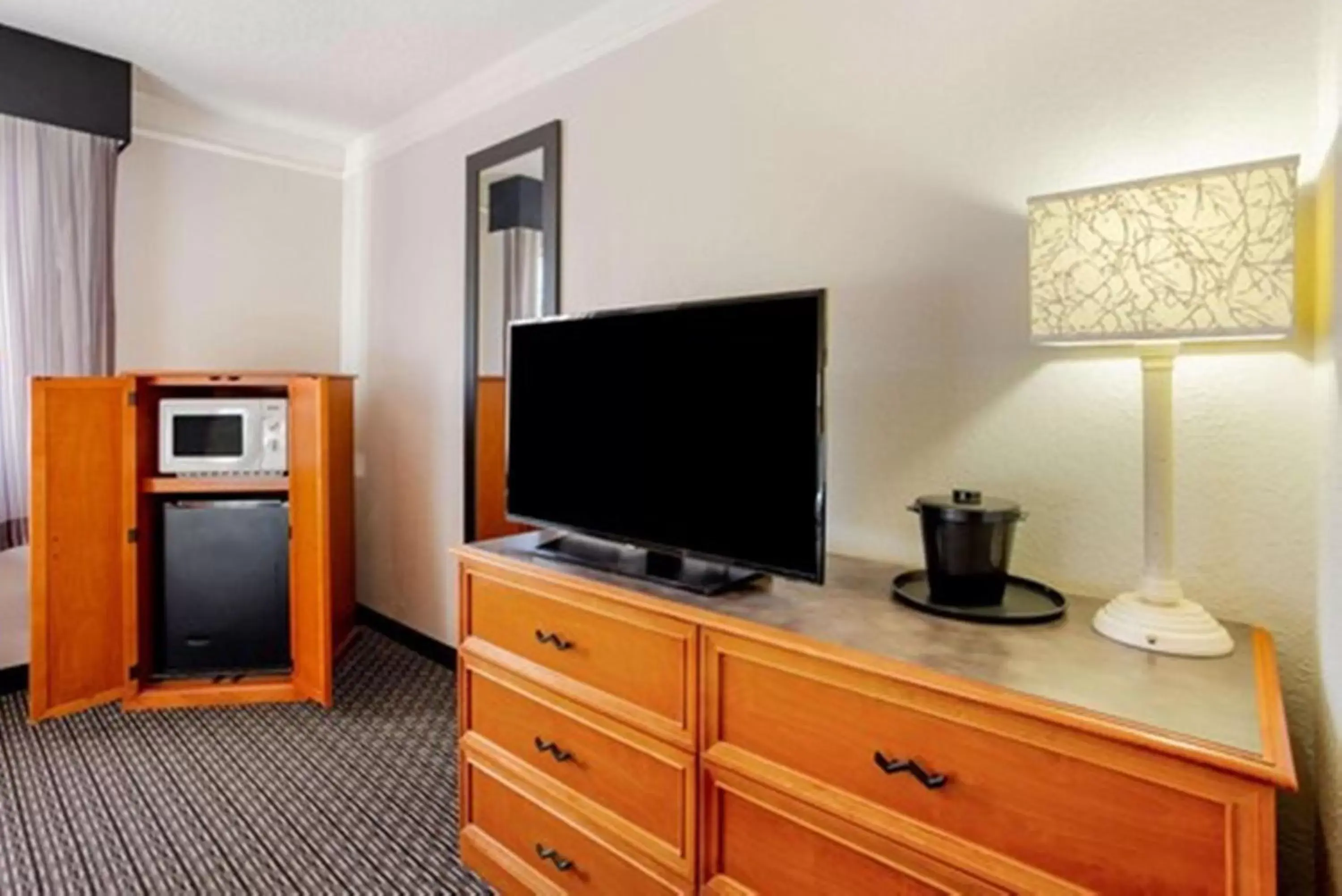 Bedroom, TV/Entertainment Center in La Quinta Inn by Wyndham Champaign