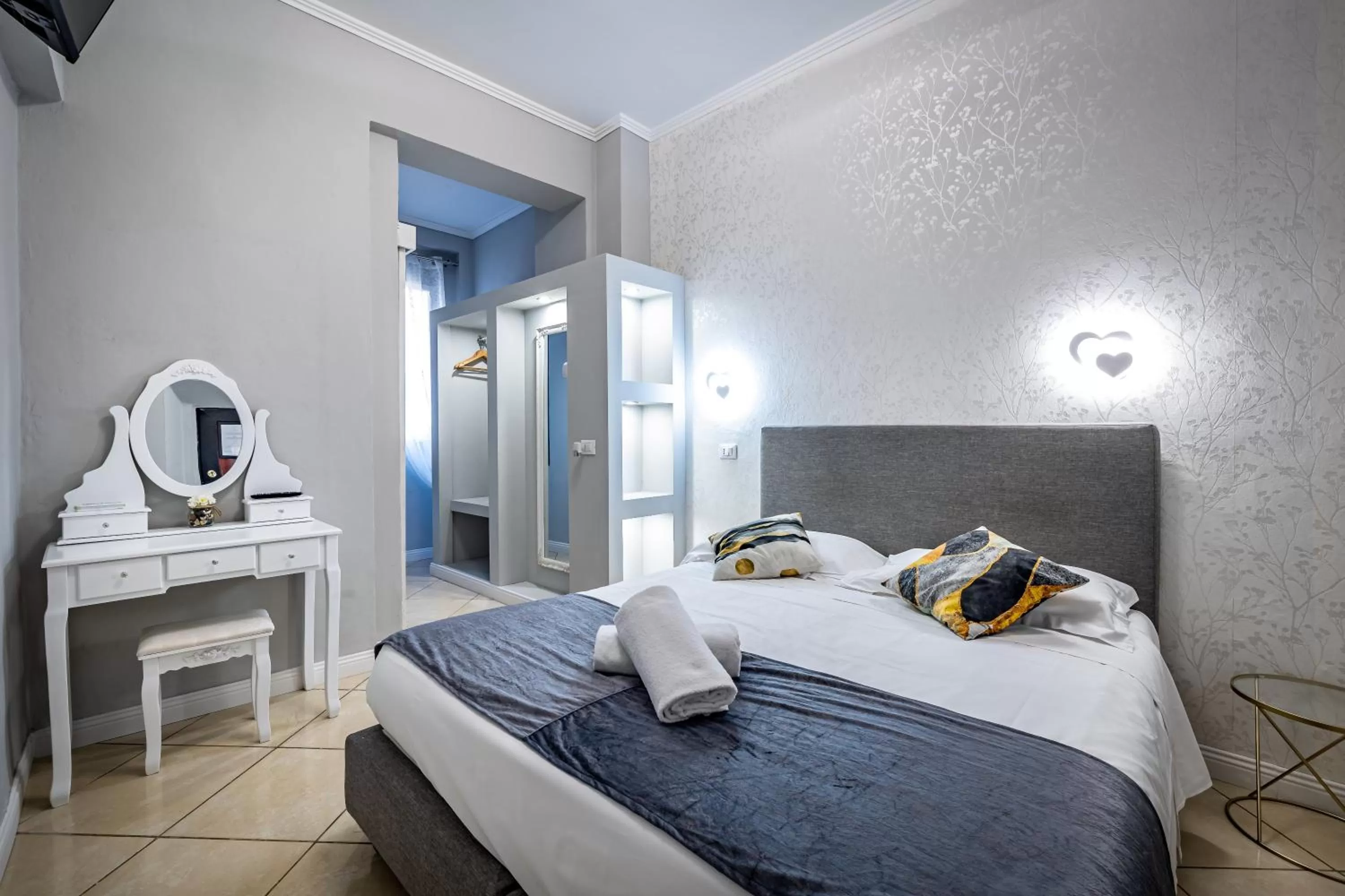 Bedroom, Bed in HOTEL VENETO con accesso ZTL