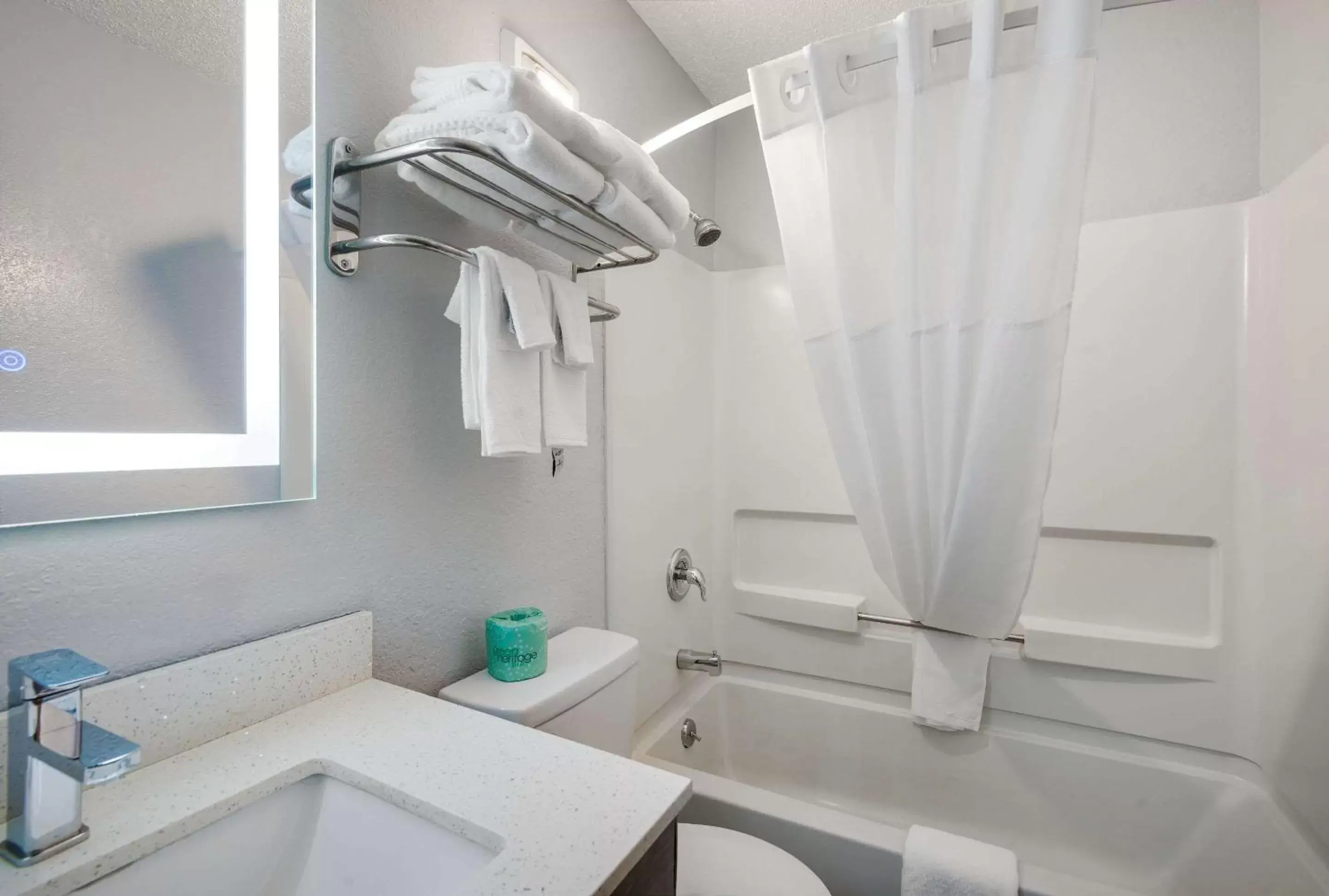 Bedroom, Bathroom in Super 8 by Wyndham Oneida Verona