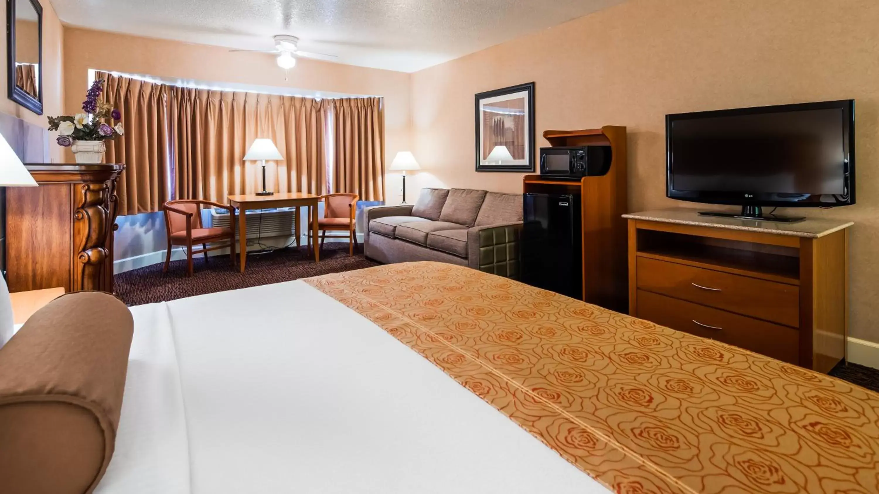 Bedroom, TV/Entertainment Center in Best Western Plus Placerville Inn