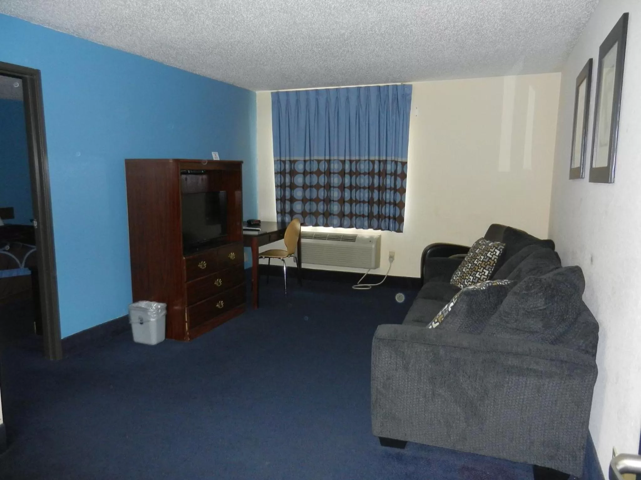 Seating area in Super 8 by Wyndham Potosi