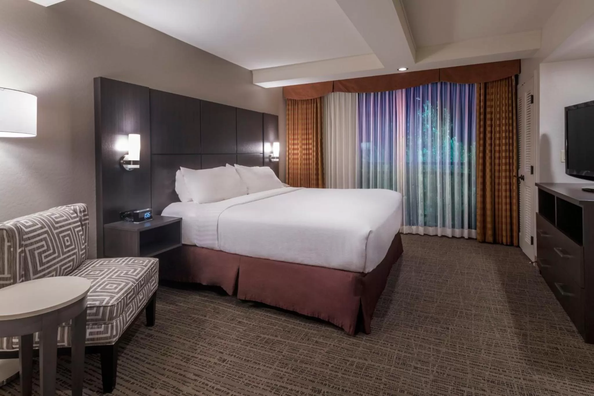 Photo of the whole room, Bed in Holiday Inn and Suites Phoenix Airport North by IHG
