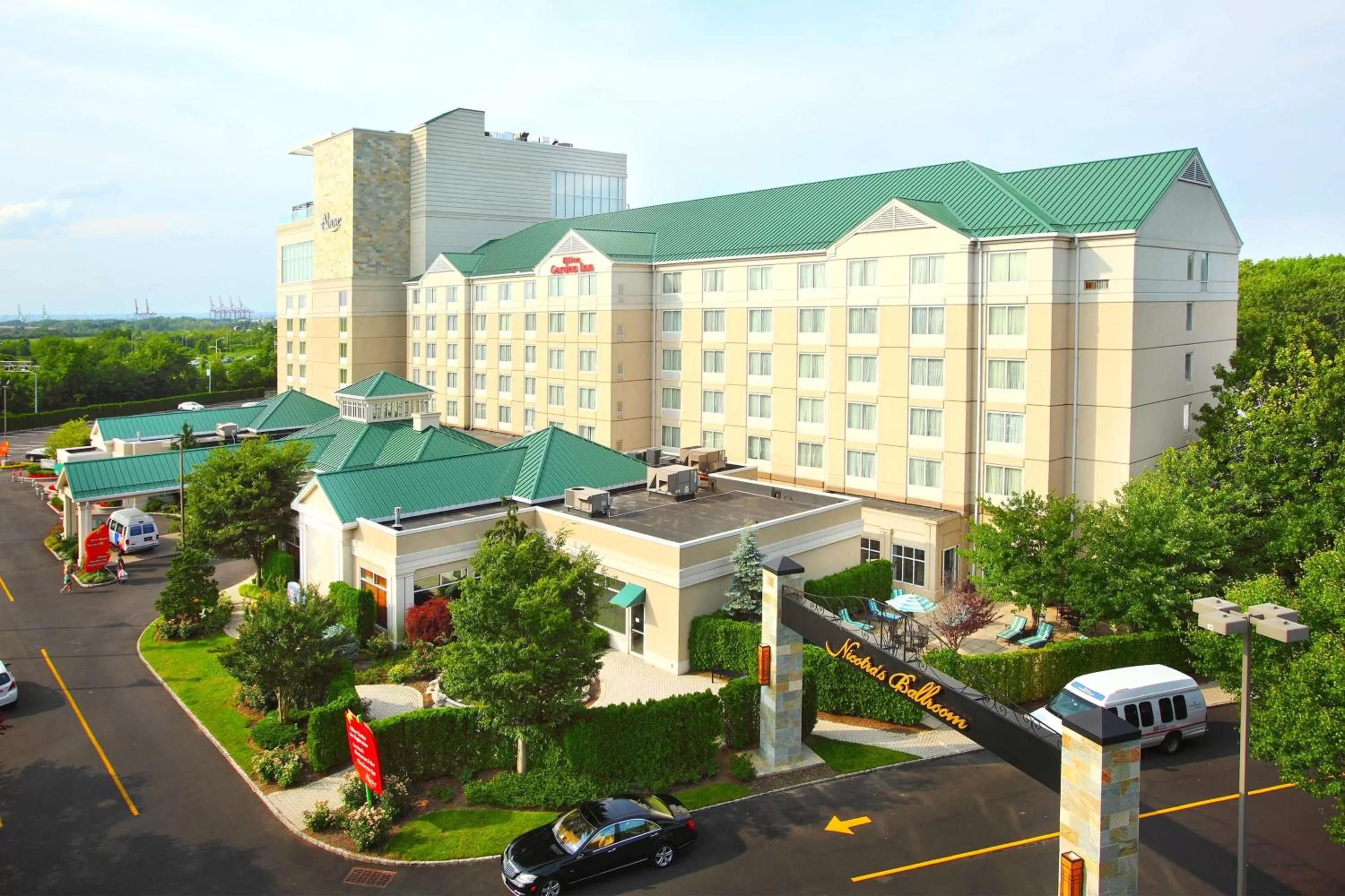 Property building in Hilton Garden Inn New York/Staten Island
