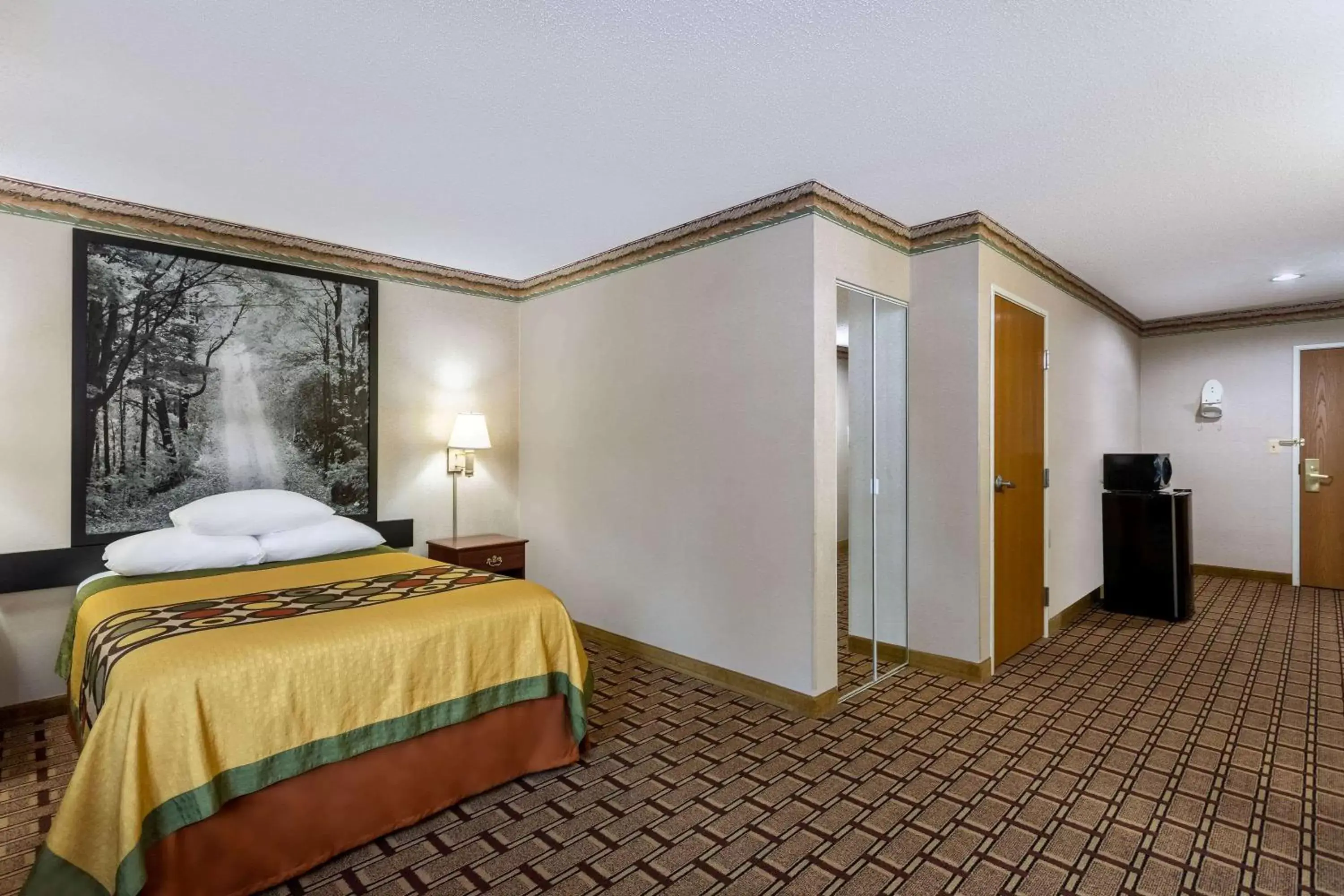 Photo of the whole room, Bed in Super 8 by Wyndham Marysville/Port Huron Area