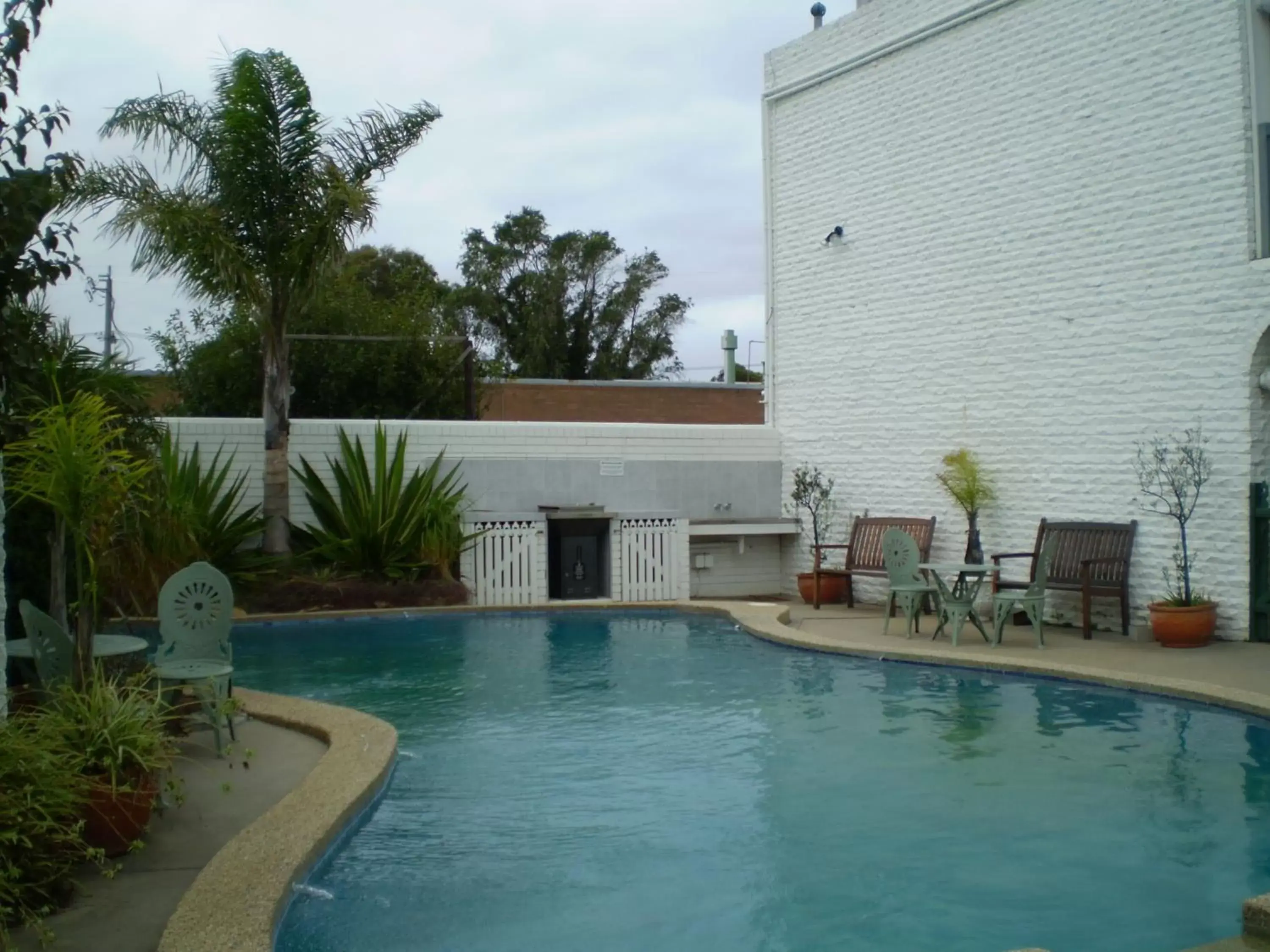 Swimming Pool in Banjo Paterson Motor Inn