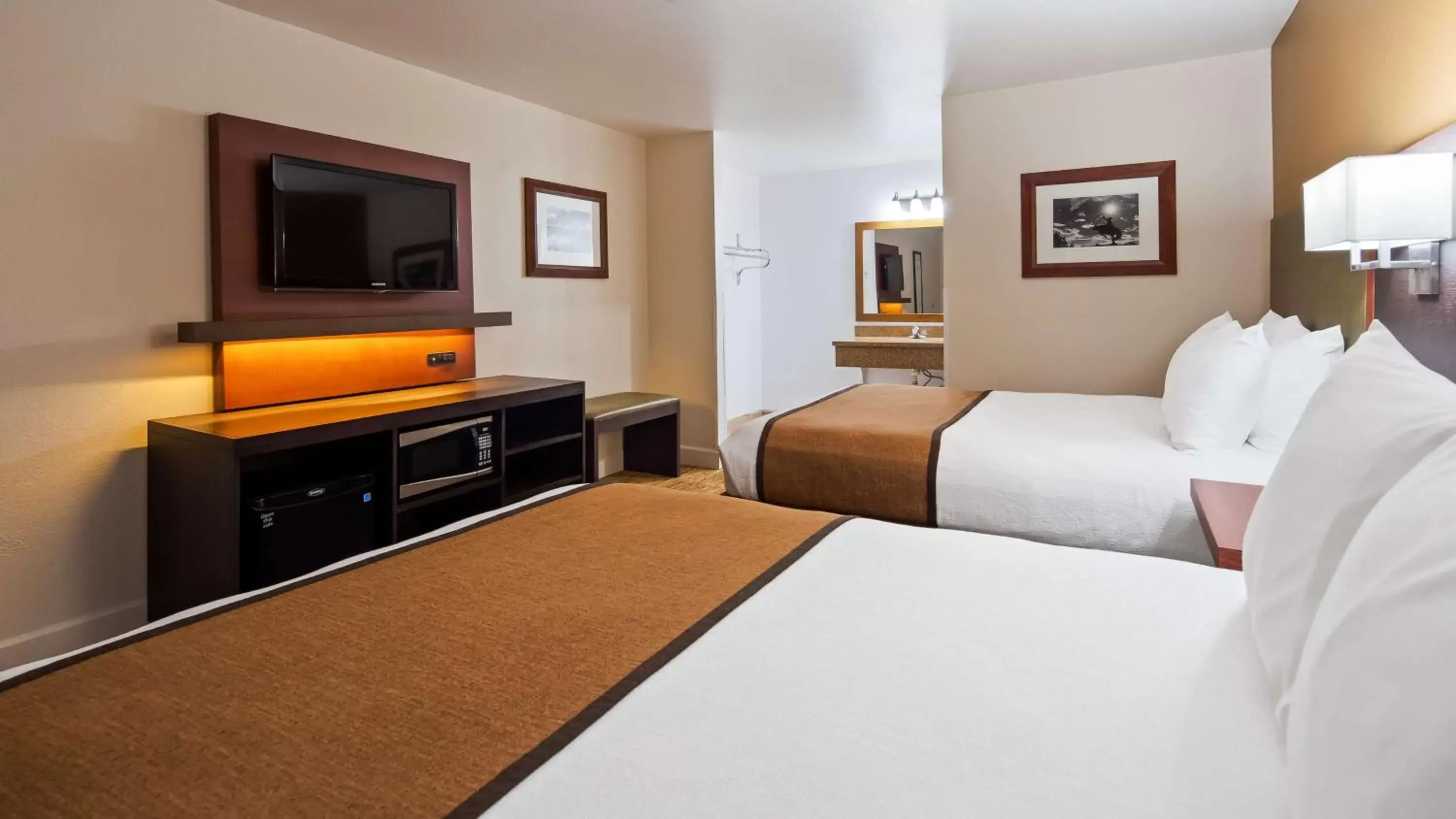 Photo of the whole room, Bed in Best Western Discovery Inn
