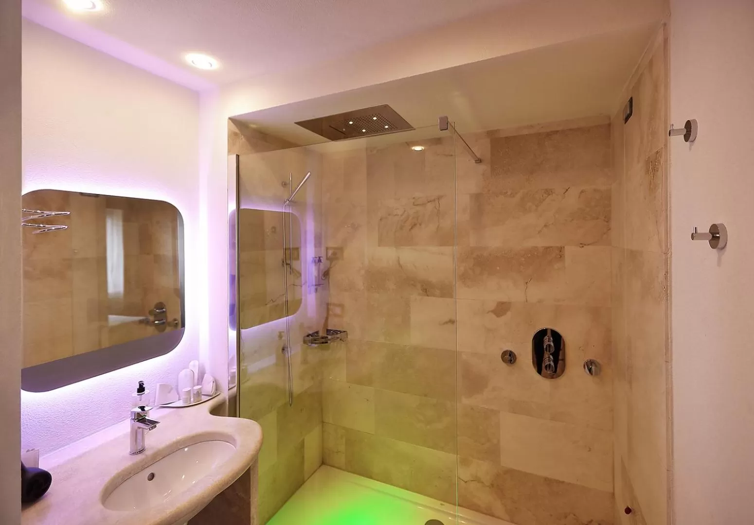 Shower in RELAIS VAL D'ORCIA