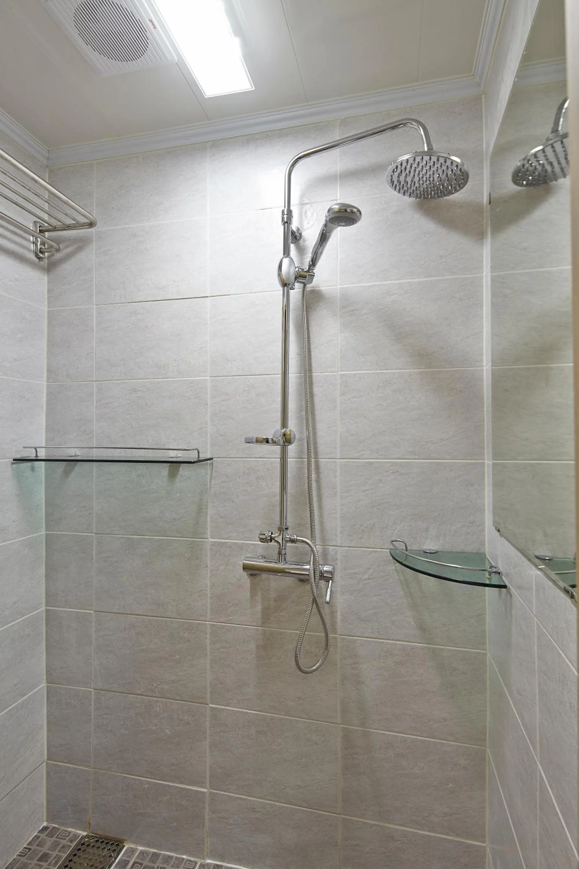 Shower in Jiwoljang Guesthouse