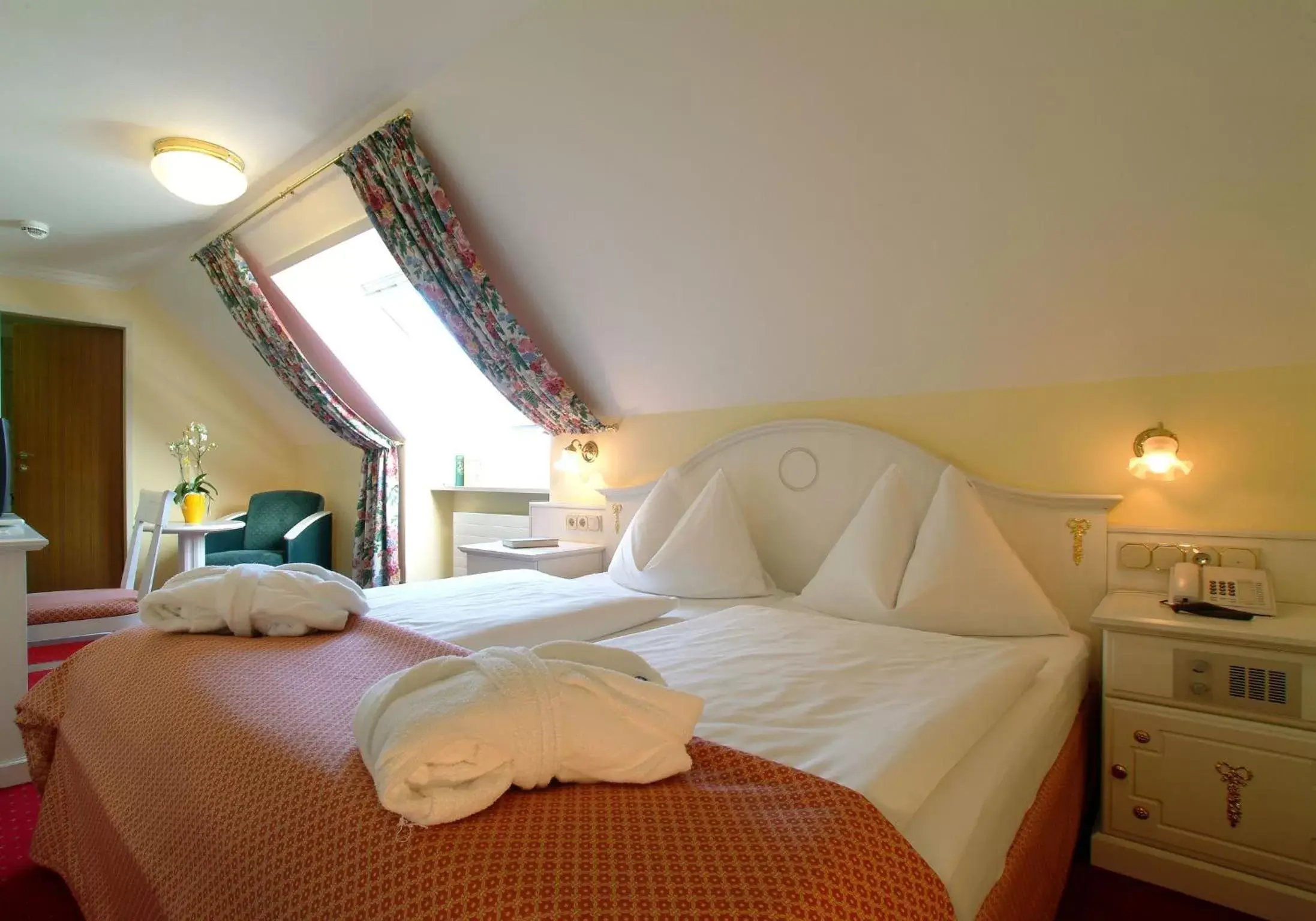 Bed in Hotel Norica - Thermenhotels Gastein mit dem Bademantel direkt in die Therme