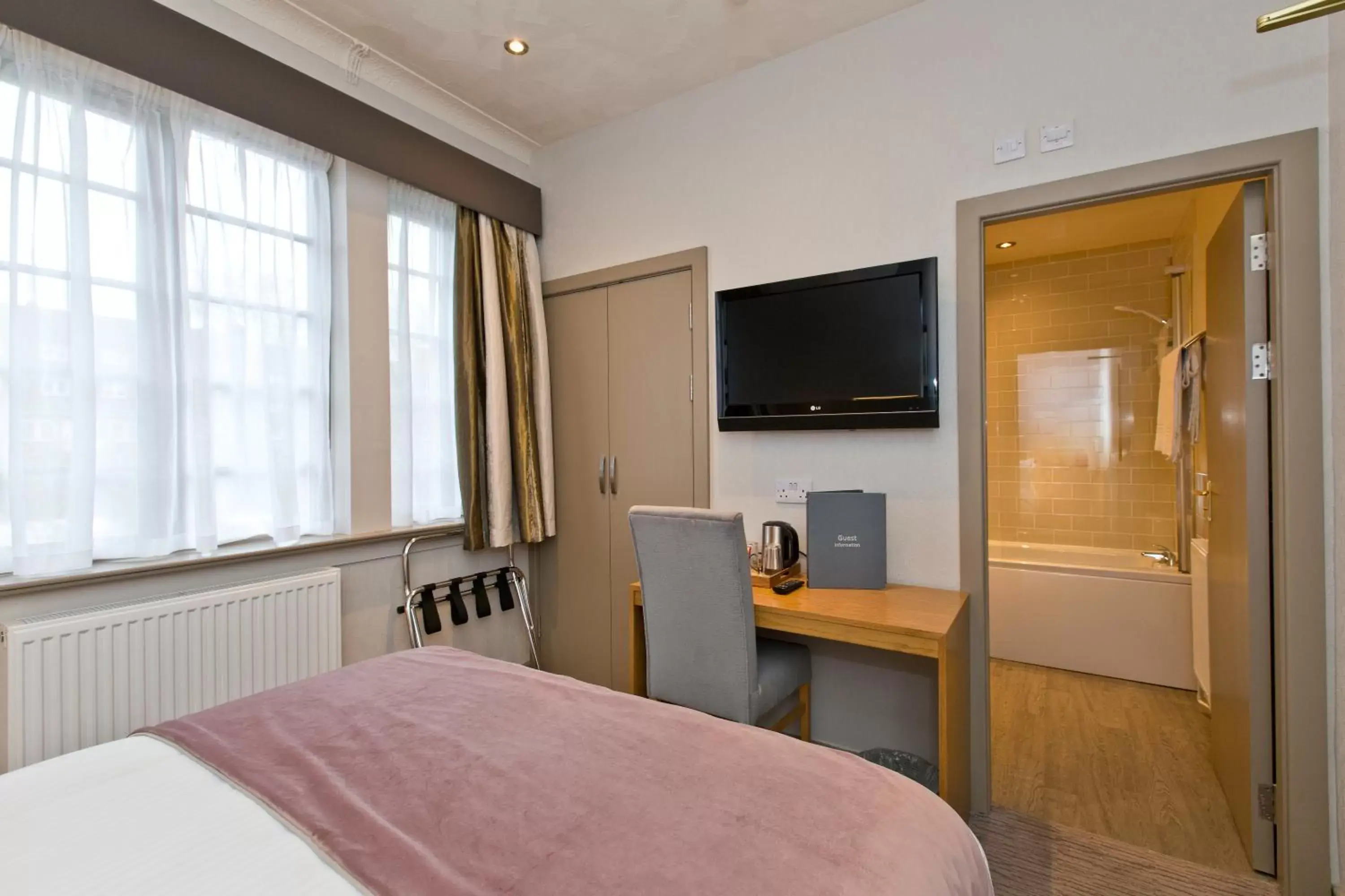 Bathroom, TV/Entertainment Center in The Abbey Inn