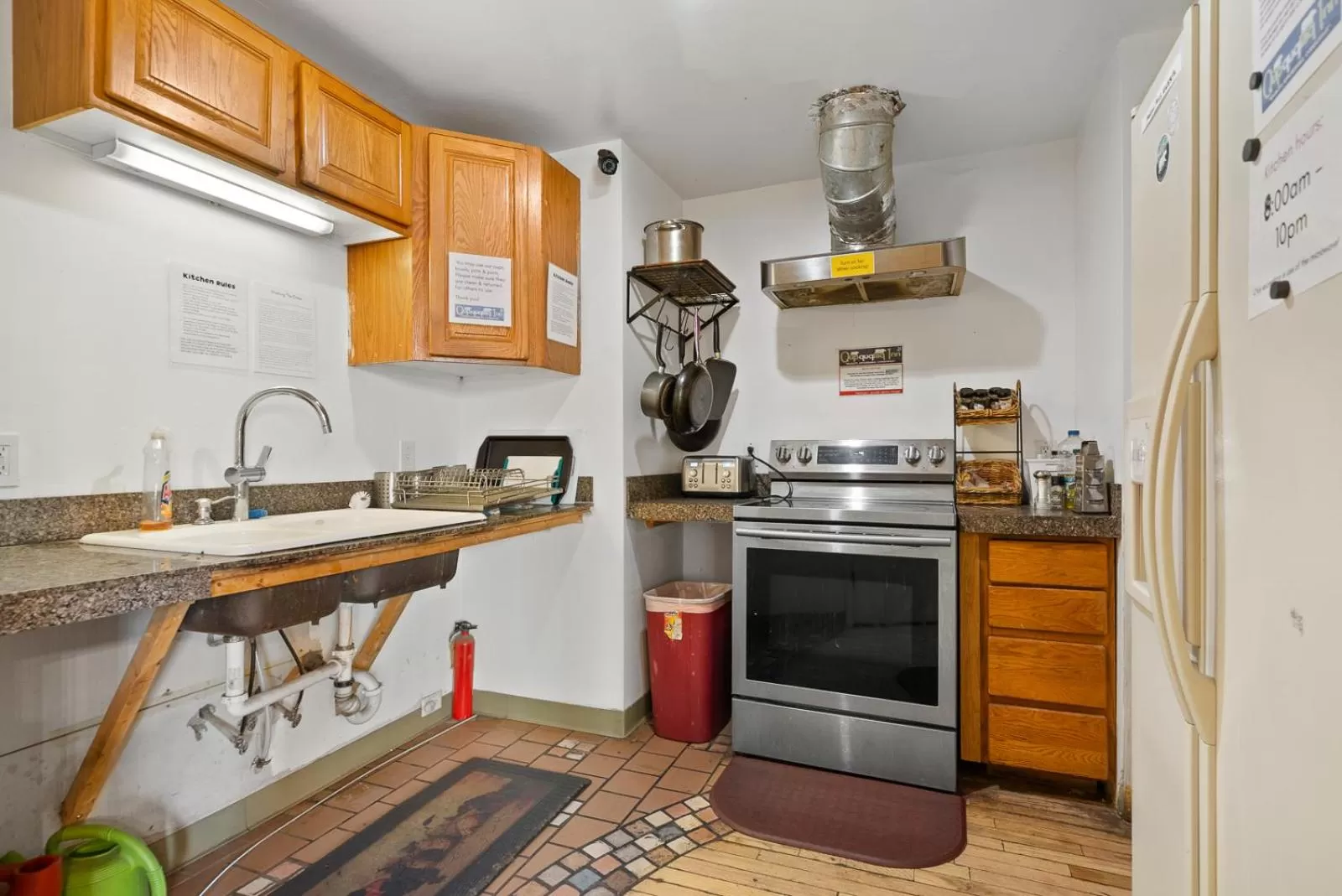 Communal kitchen in Qupqugiaq Inn