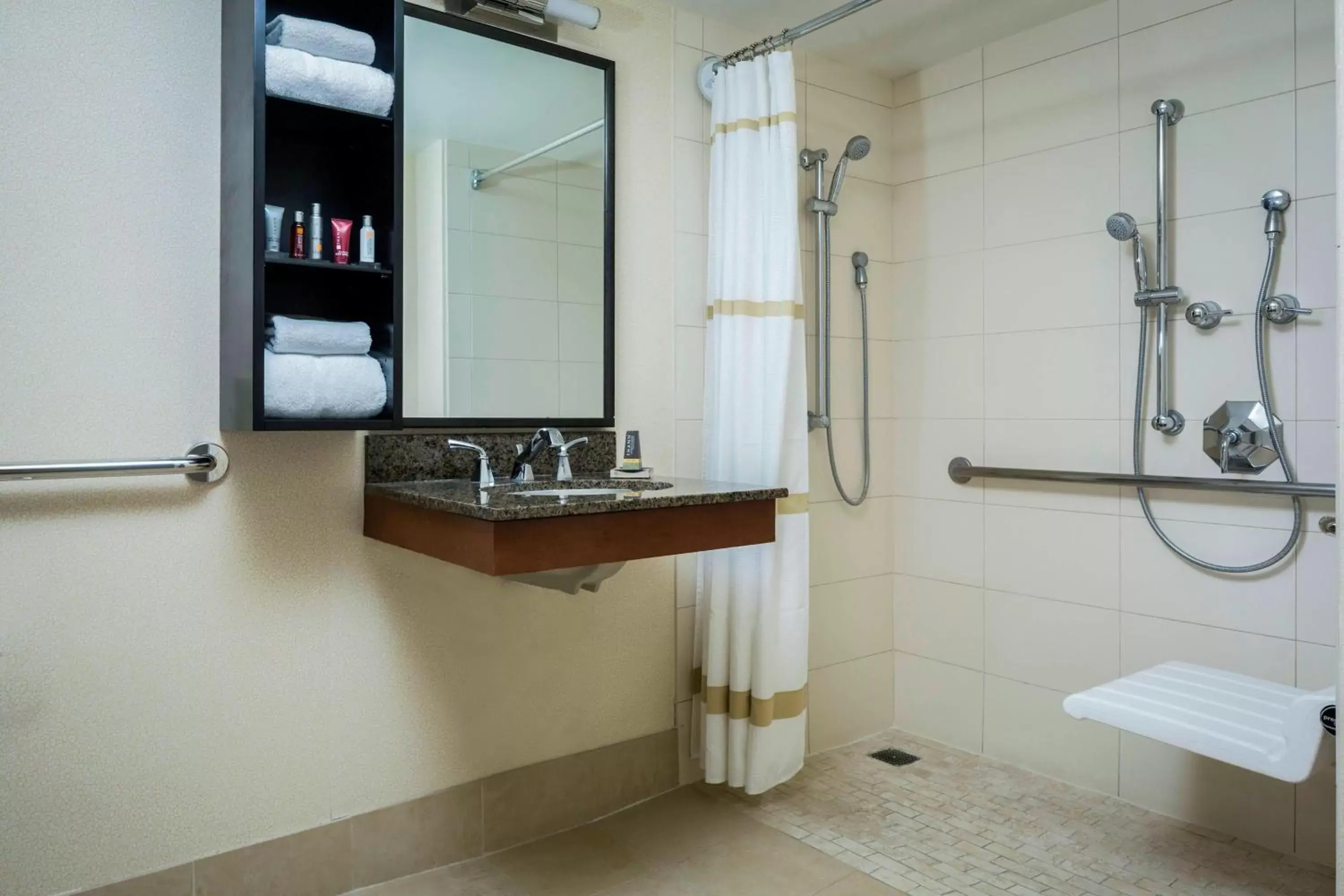 Bathroom in Los Angeles Marriott Burbank Airport