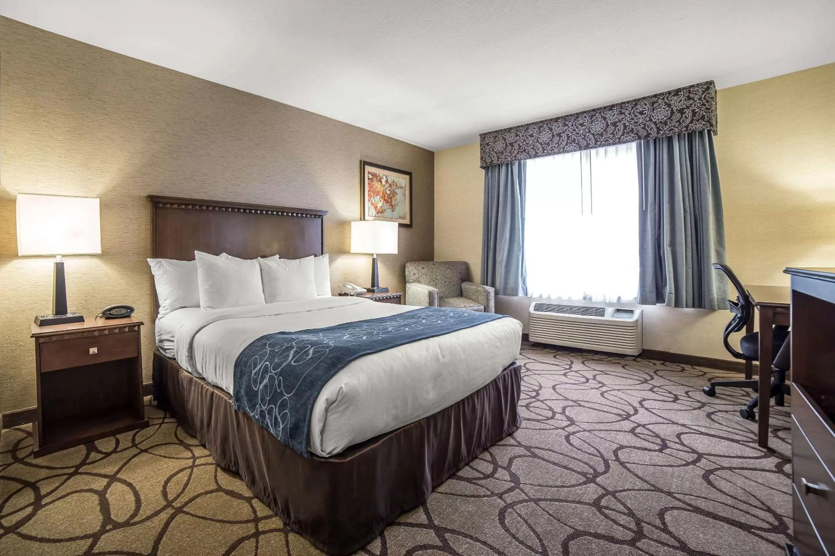 Photo of the whole room, Bed in Comfort Suites Salt Lake City Airport