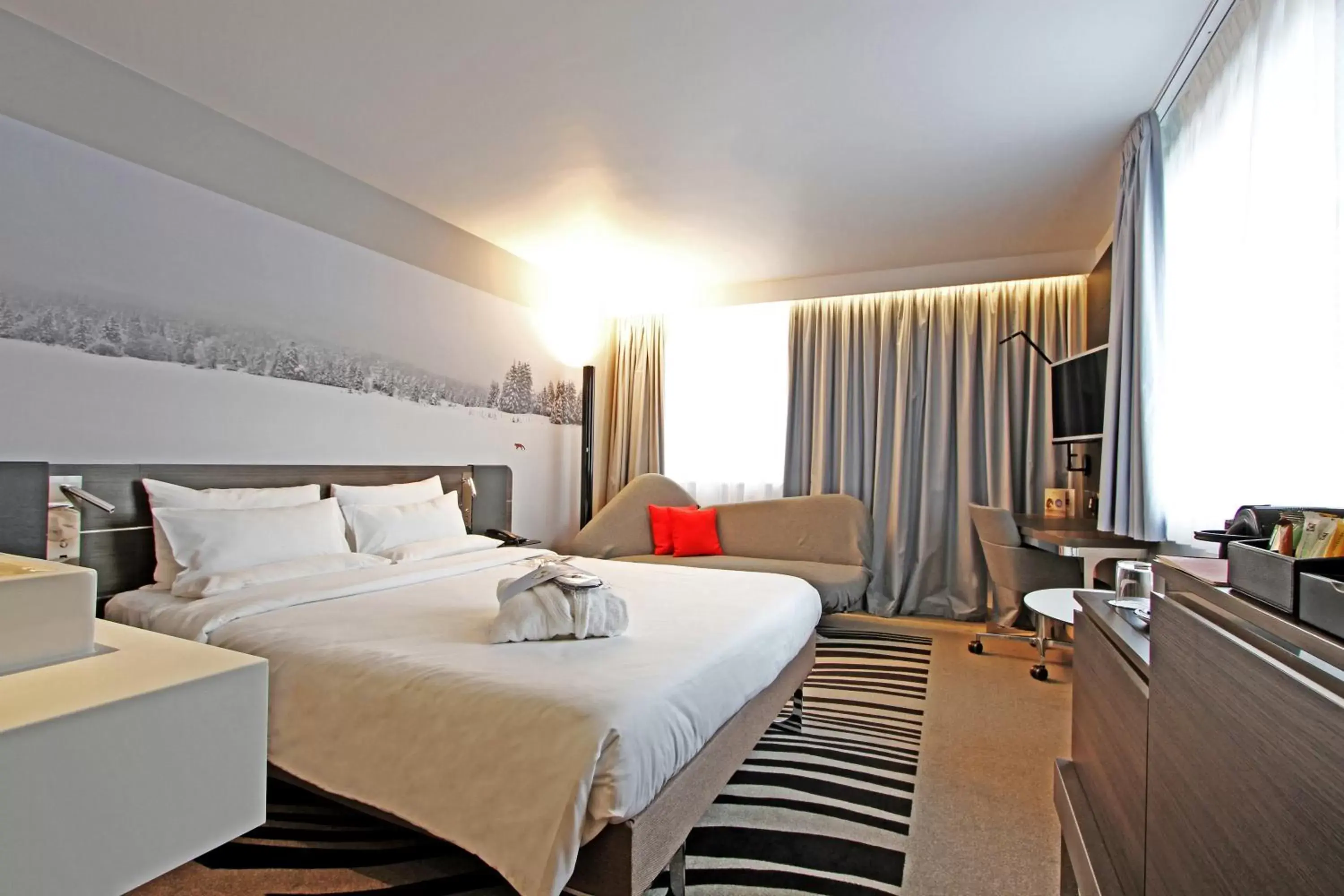 Photo of the whole room, Bed in Novotel London Tower Bridge
