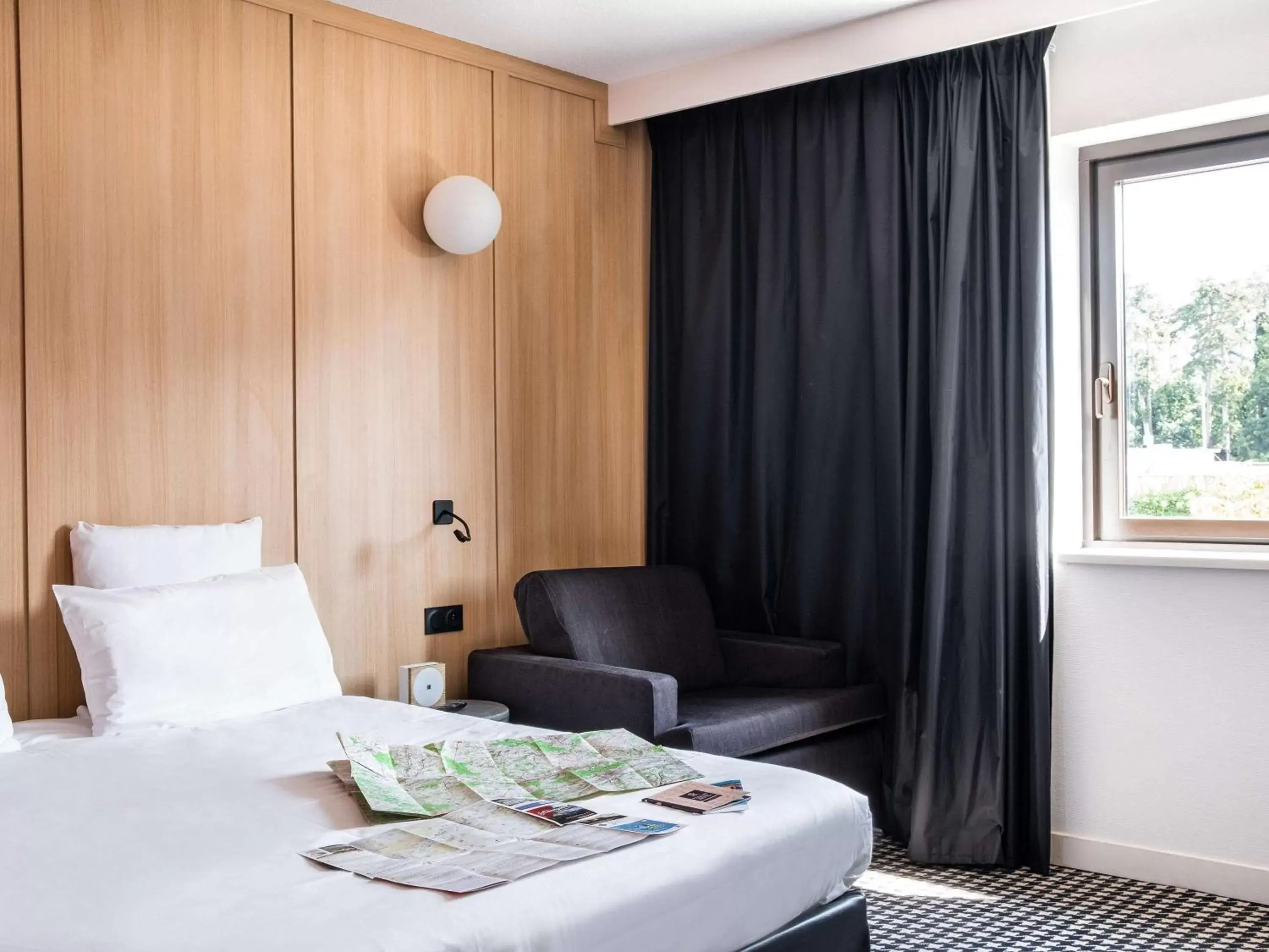 Bedroom, Bed in Mercure Tours Sud