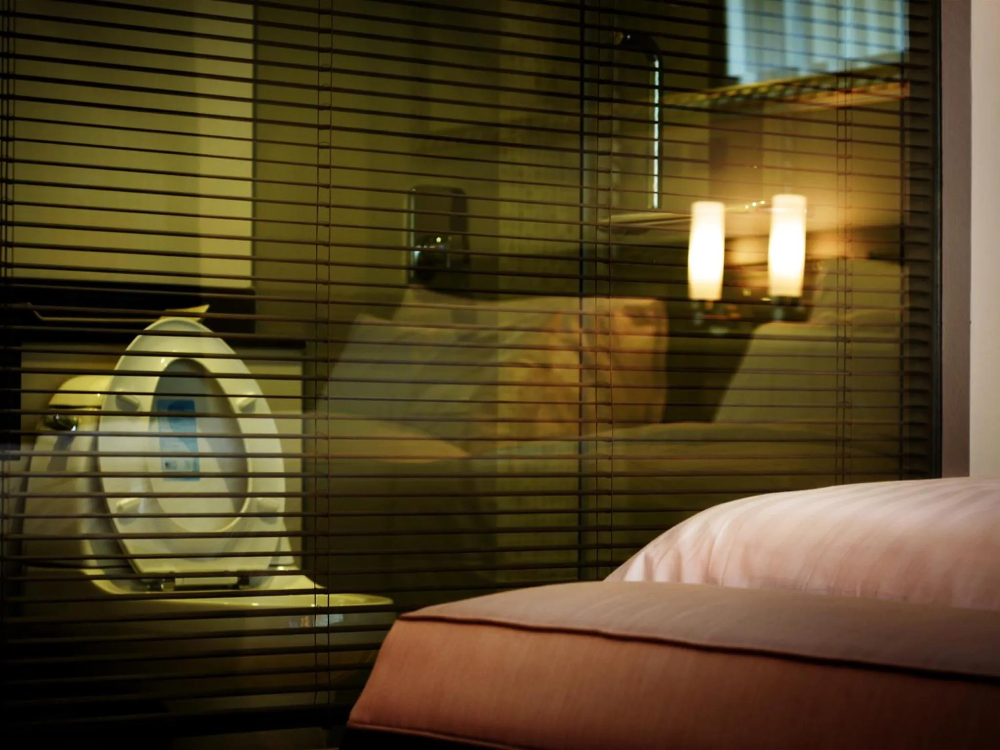 Toilet, Bed in Gulliver's Tavern Hotel