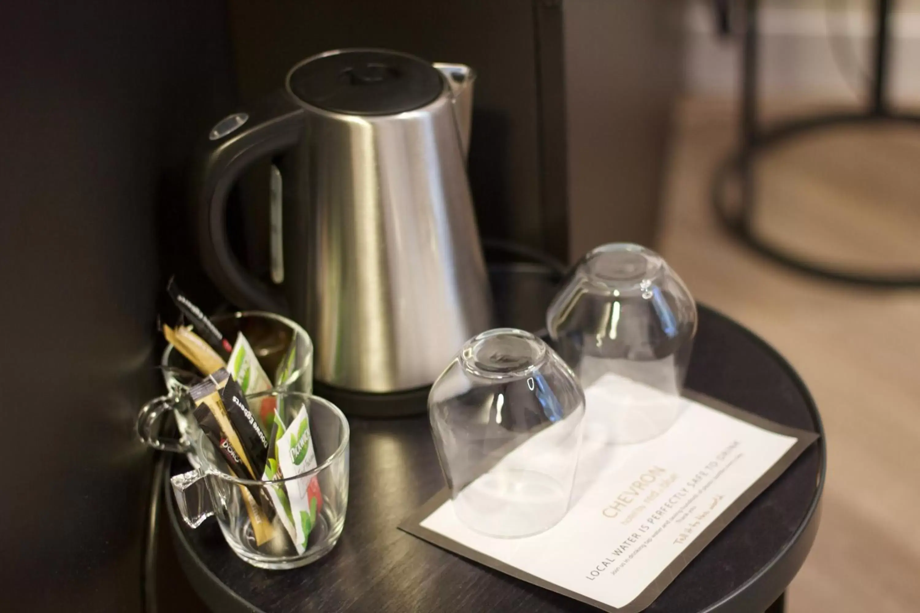 Coffee/tea facilities in Chevron Hotel