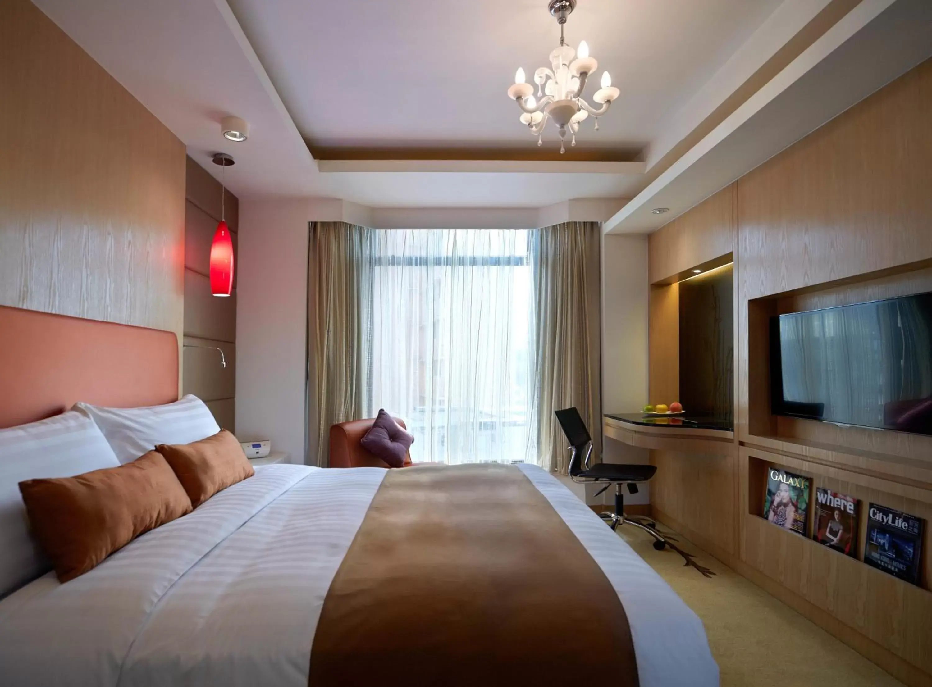 Photo of the whole room, Bed in Stanford Hillview Hotel Hong Kong