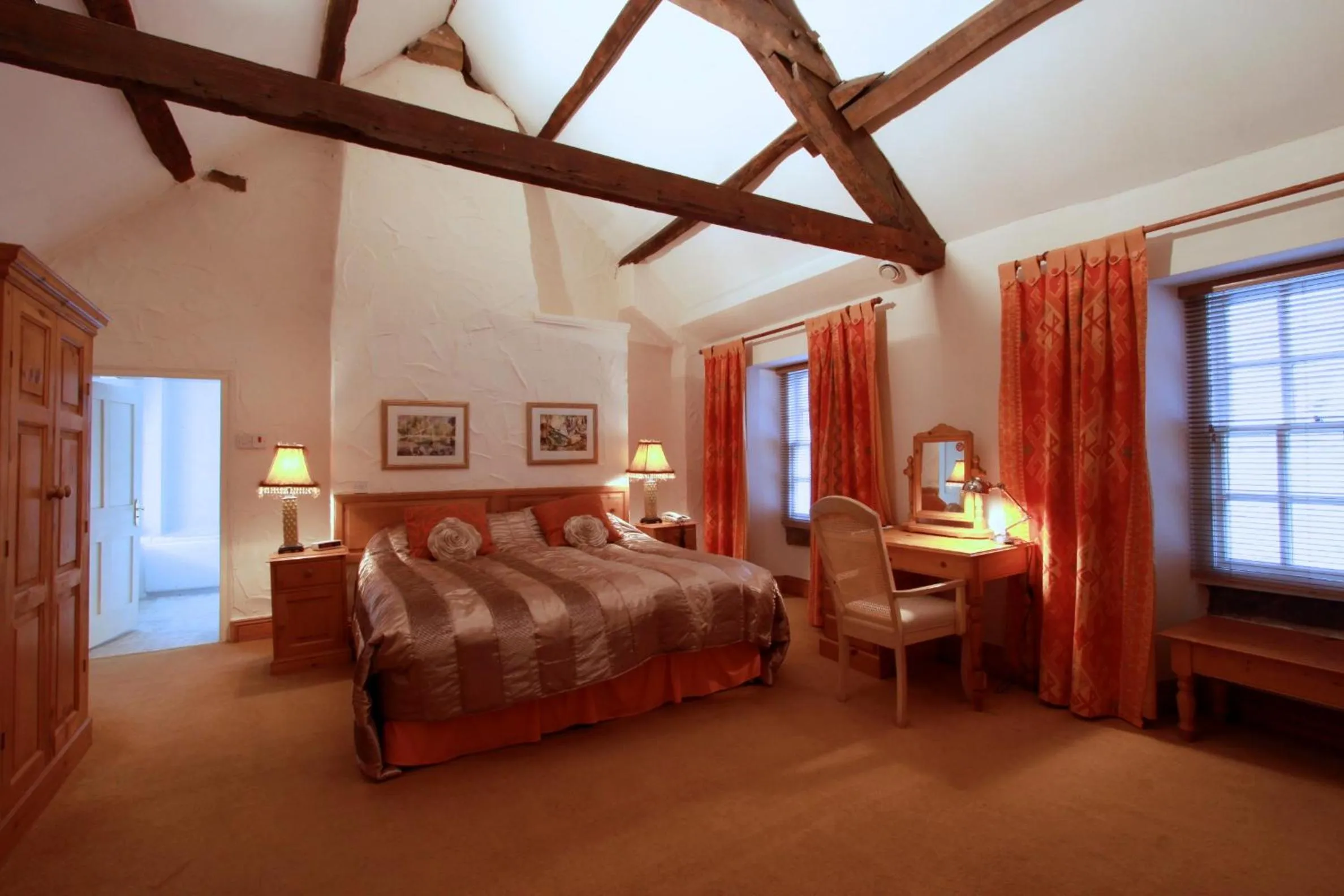 Hiking, Bed in Centre Of Britain Hotel