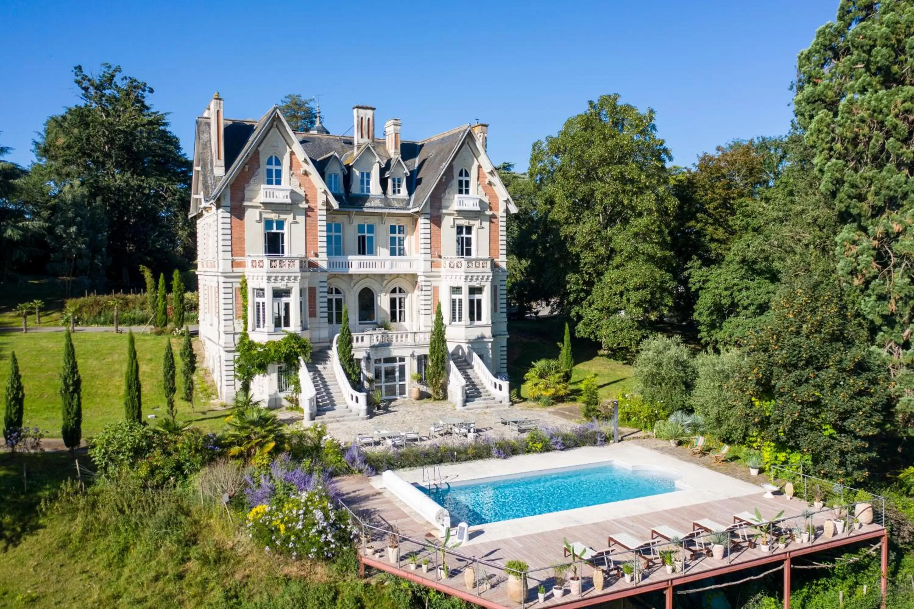 Property building, Swimming Pool in Château des Forges par Slow Village