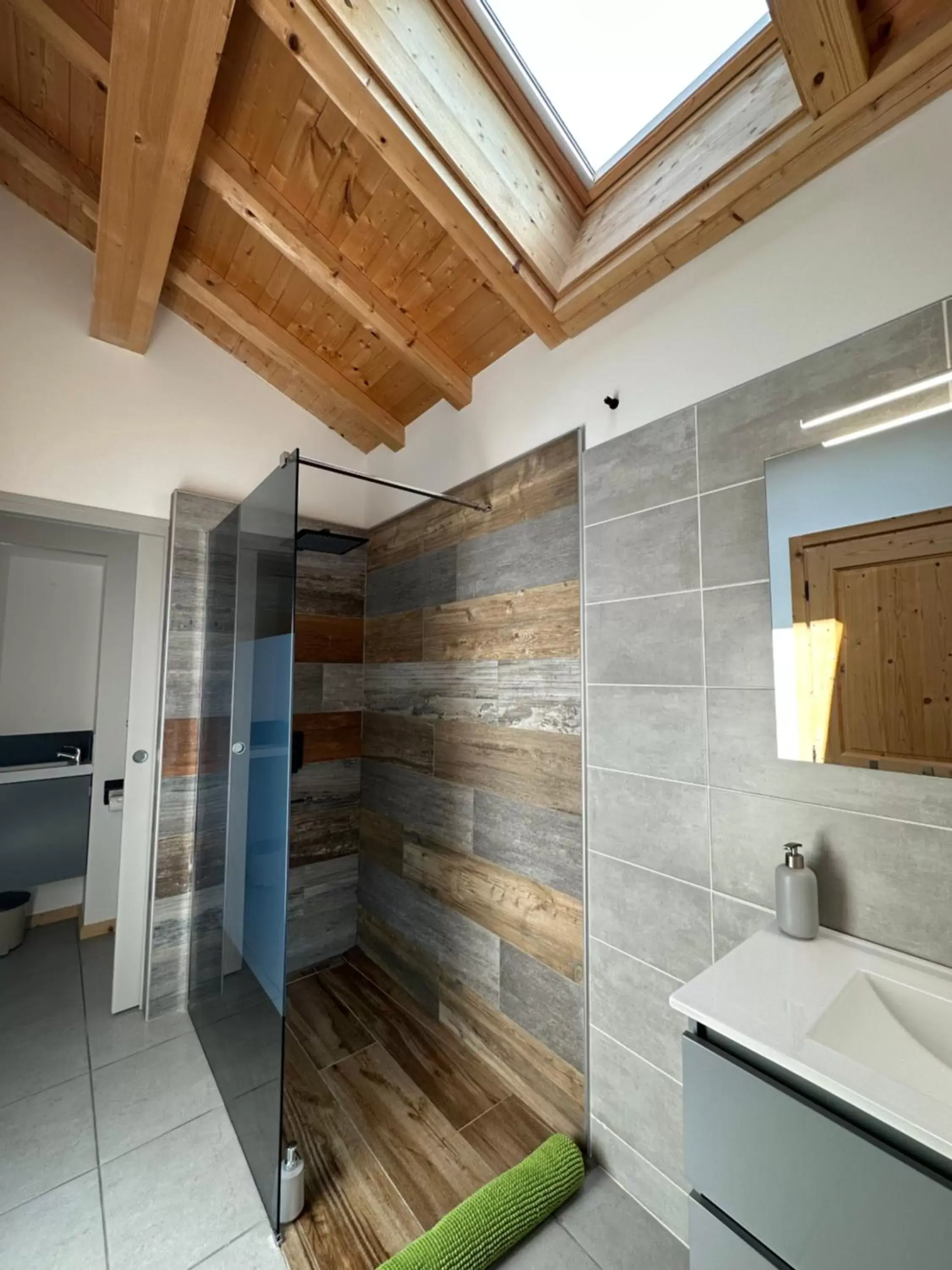 Queen Room with Shared Bathroom in La Villa d'Hélène 2 - Chambres d'hôtes BnB et Appartements - Cluses Queen Room with Shared Bathroom in La Villa d'Hélène 2 - Chambres d'hôtes BnB et Appartements - Cluses