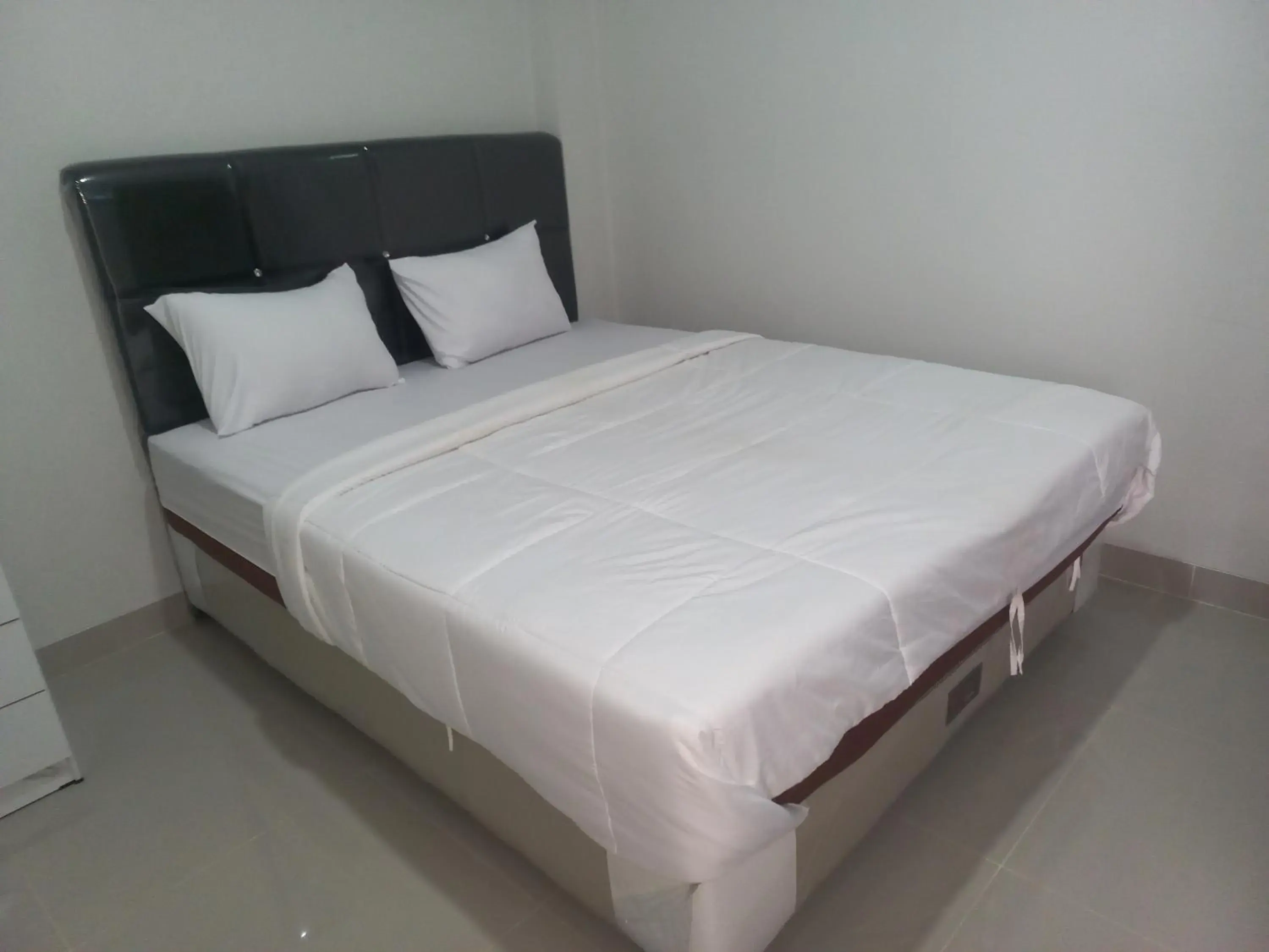 Bedroom, Bed in OYO 92879 Imperial Inn