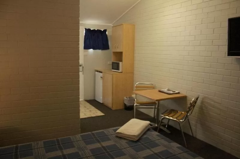 Dining area, Bed in The Plains Motor Inn