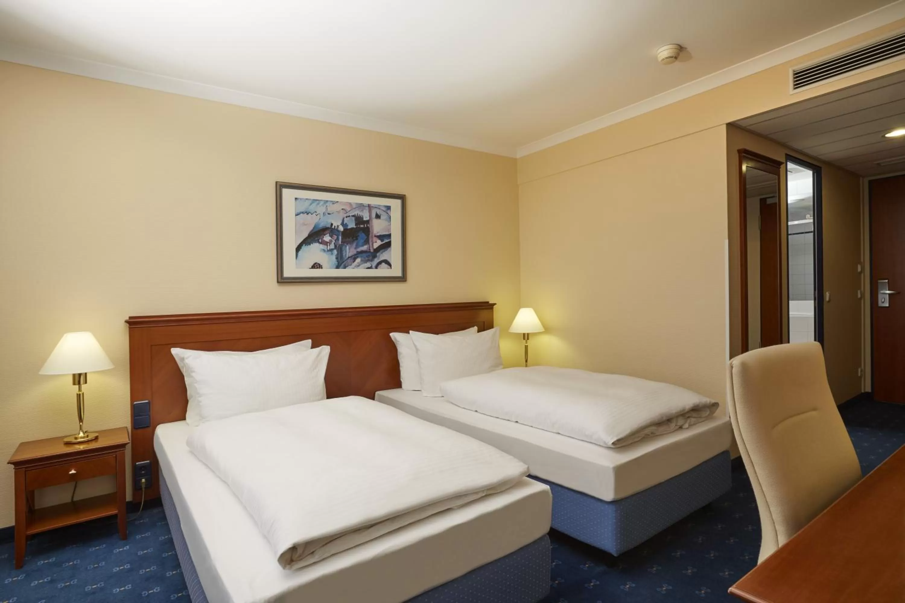 Photo of the whole room, Bed in H4 Hotel Kassel City, Trademark Collection by Wyndham