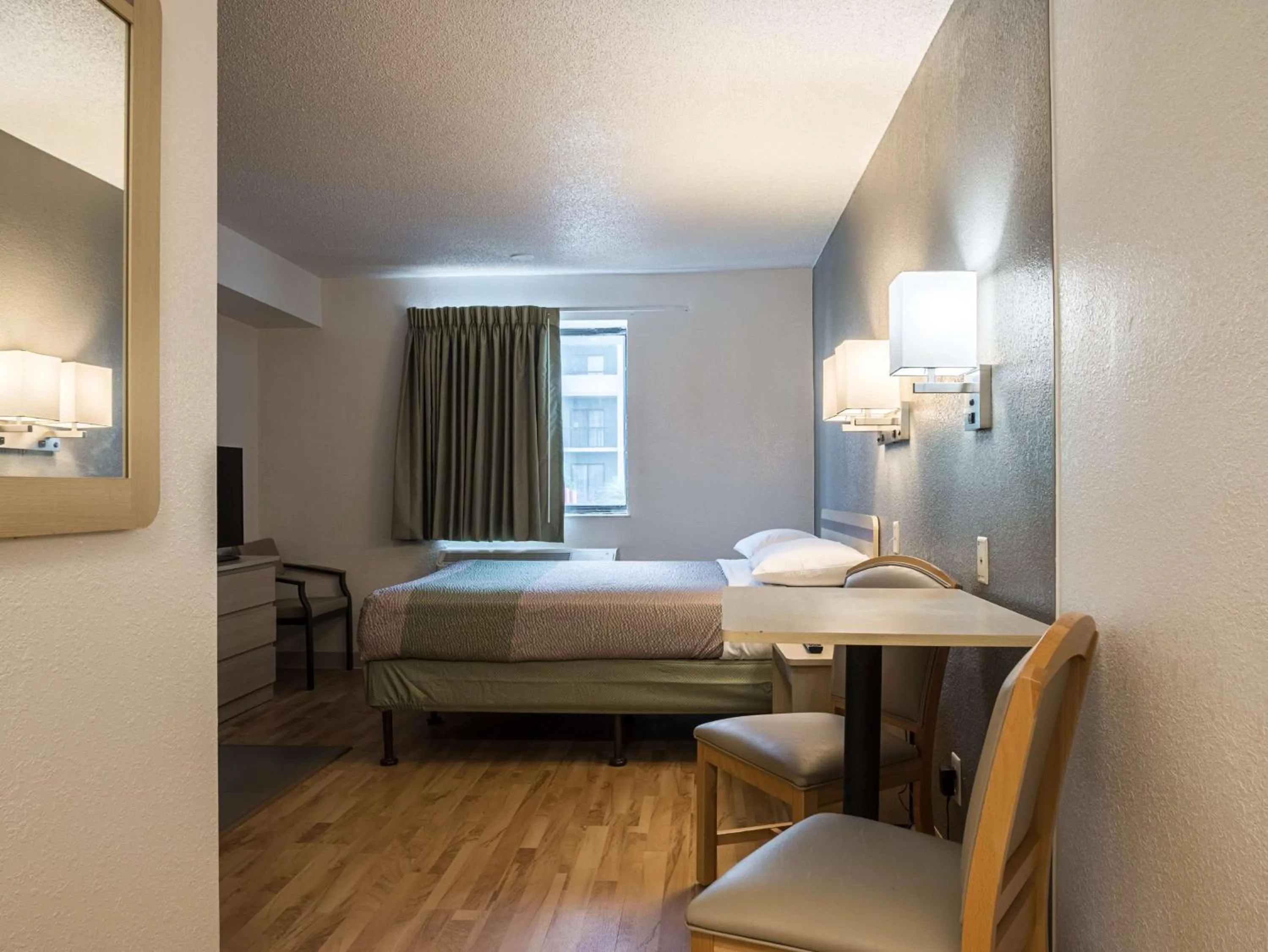 TV and multimedia, Bed in Studio 6-Miamisburg, OH - Dayton