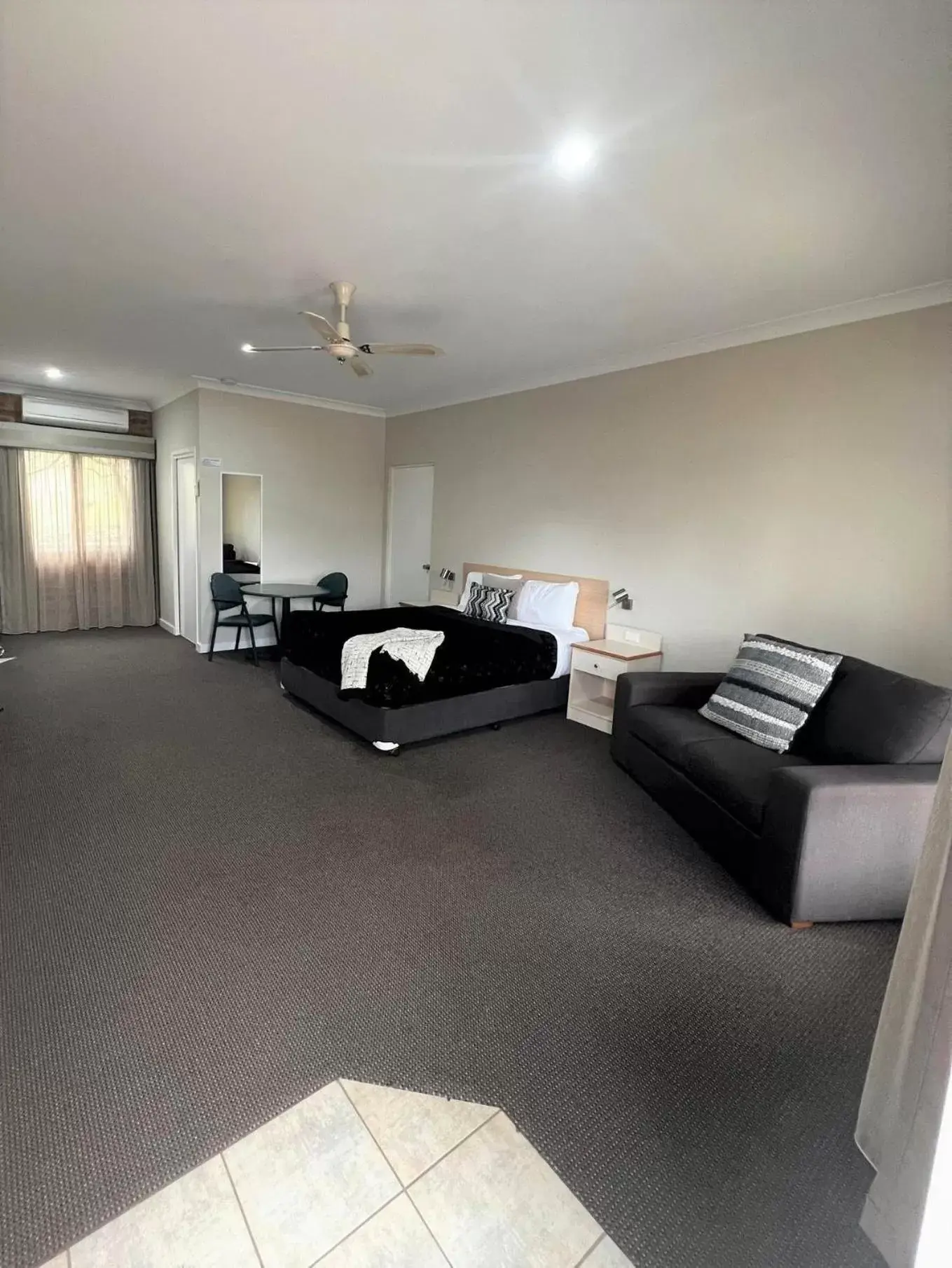 Photo of the whole room, Seating Area in Tumbarumba Motel & Elms Restaurant