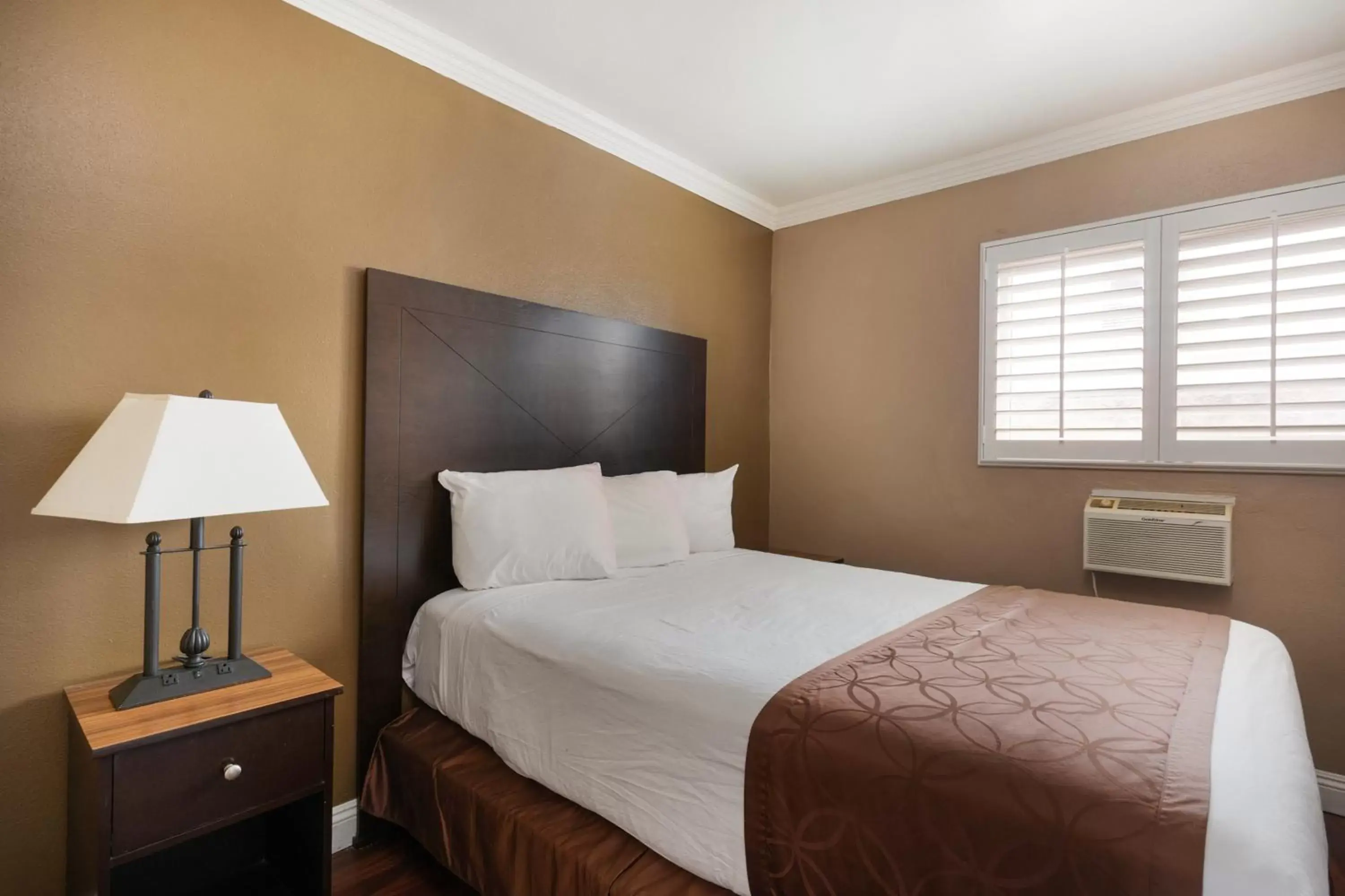 Bedroom, Bed in Americas Best Value Inn & Suites Anaheim