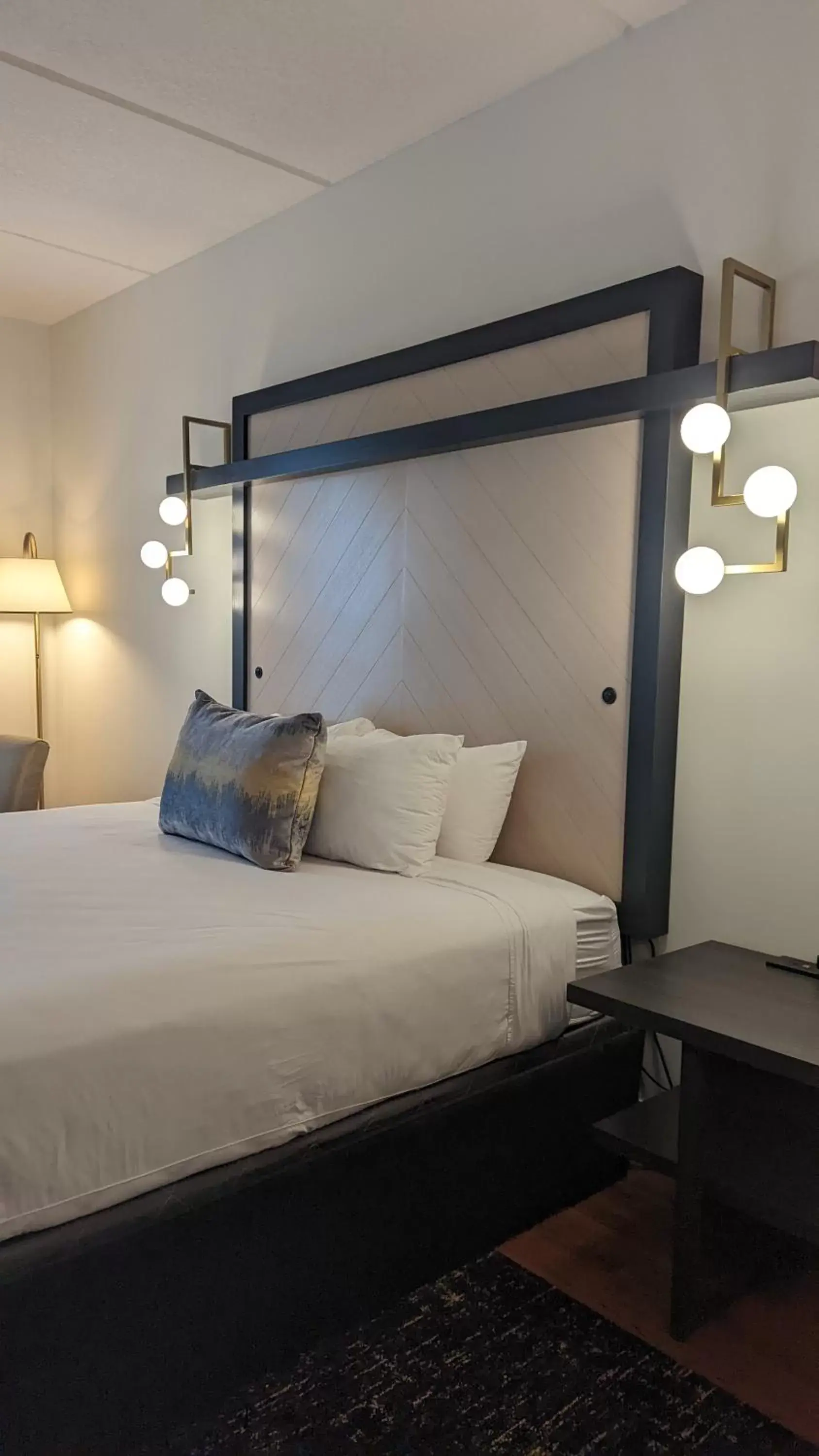 King Room with Roll-In Shower - Disability Access in Hotel Indigo Jacksonville-Deerwood Park by IHG King Room with Roll-In Shower - Disability Access in Hotel Indigo Jacksonville-Deerwood Park by IHG